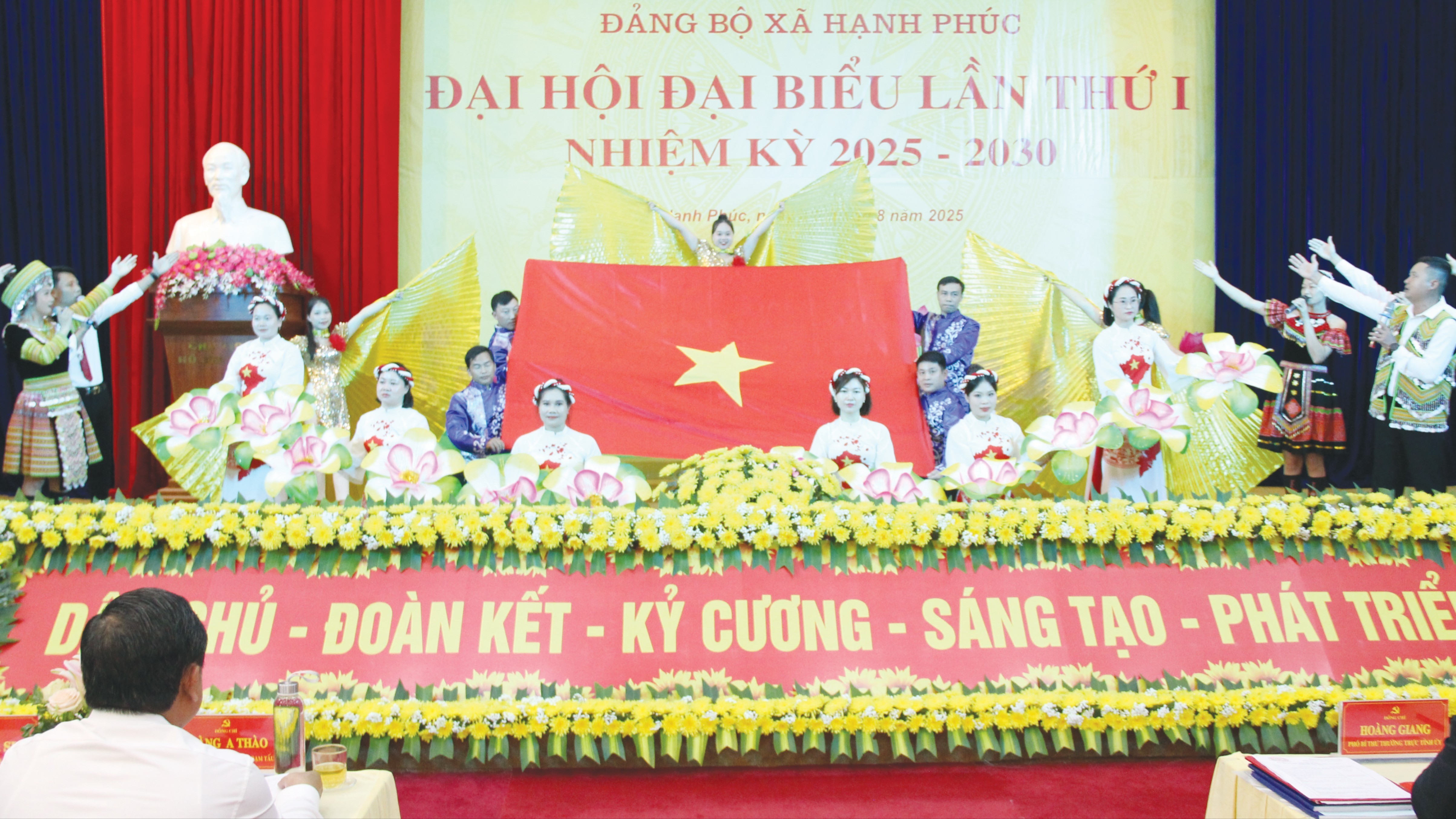 Tiết mục văn nghệ chào mừng đại hội. 11-1912.jpg