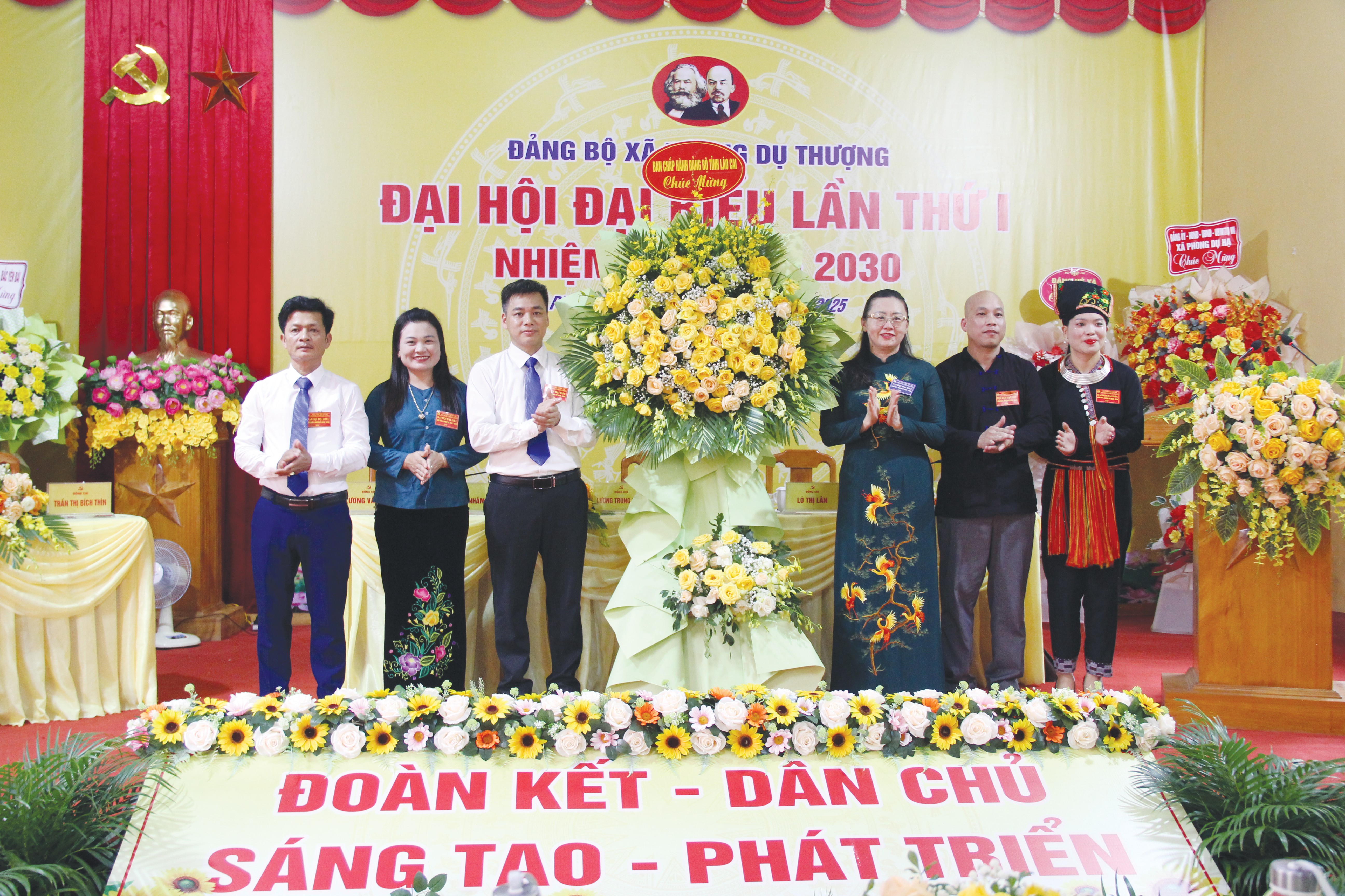 Phó Bí thư Tỉnh uỷ Giàng Thị Dung tặng hoa chúc mừng Đại hội. 14-2155.jpg