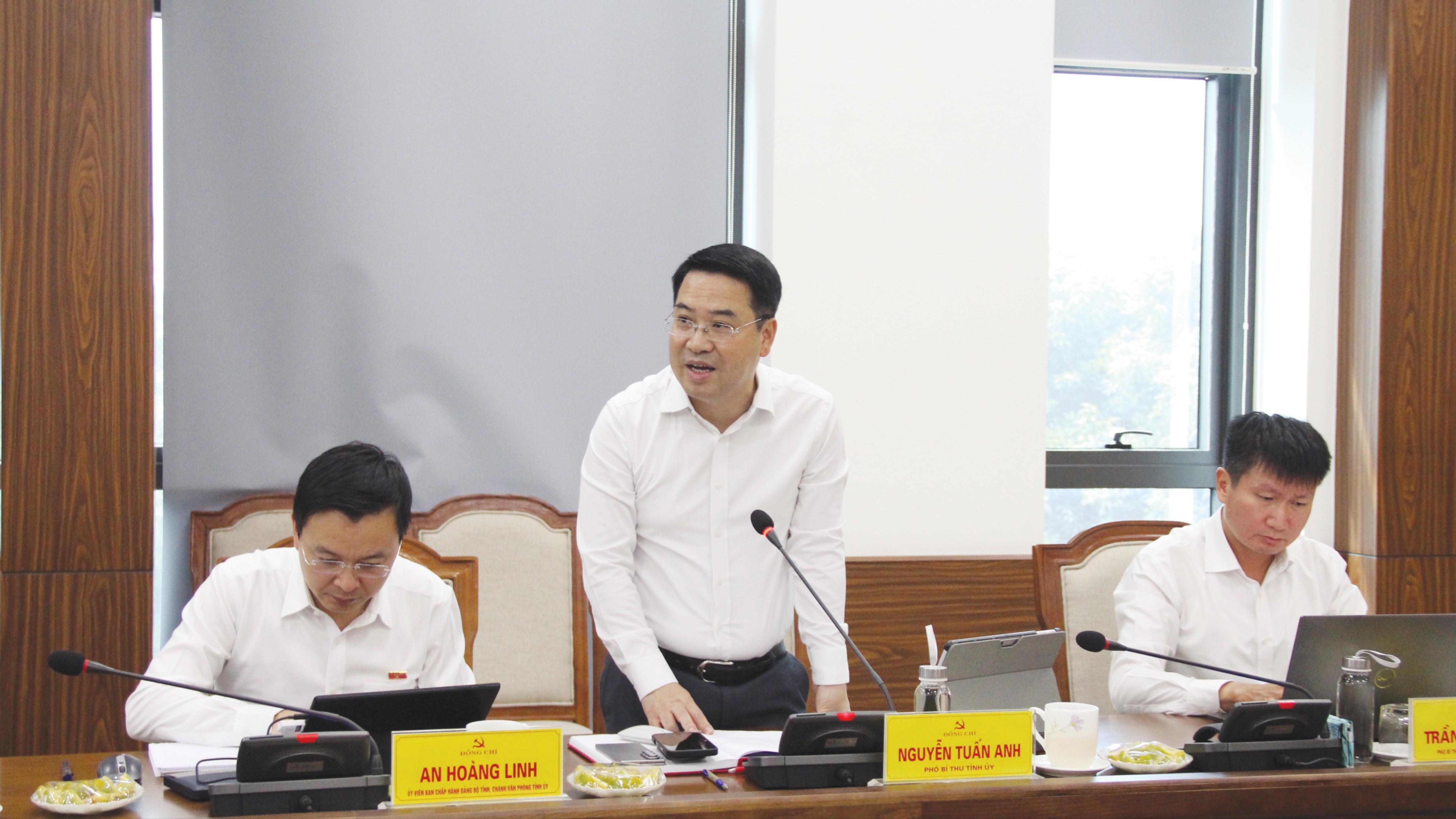 Đồng chí Nguyễn Tuấn Anh, Phó Bí thư Tỉnh ủy tham gia ý kiến tại cuộc họp. 7-6581.jpg