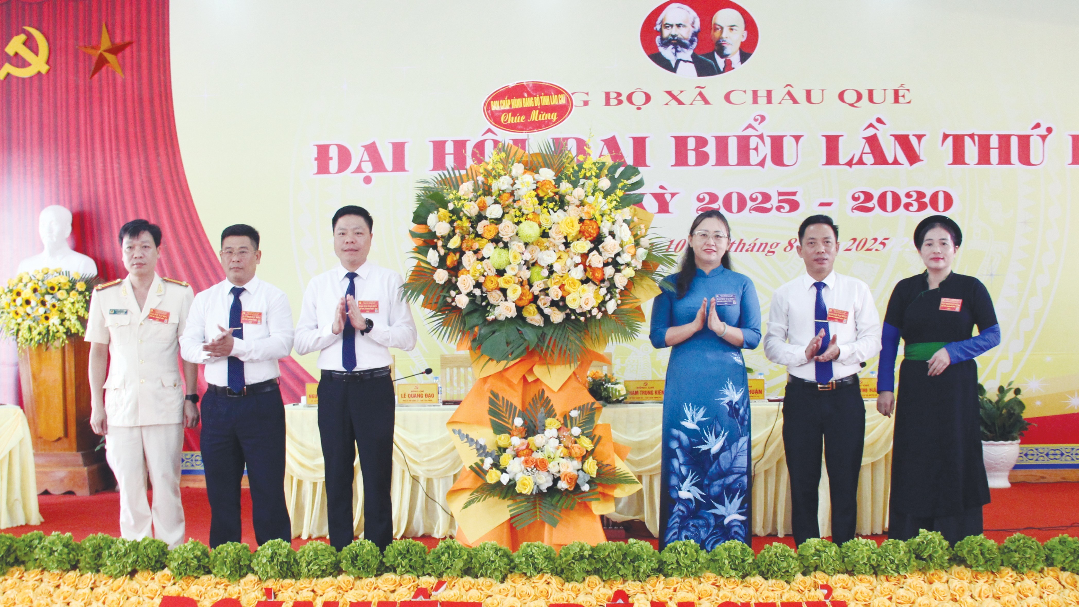 Phó Bí thư Tỉnh ủy, Chủ tịch Uỷ ban MTTQ tỉnh Giàng Thị Dung tặng hoa chúc mừng Đại hội. 16-7785.jpg