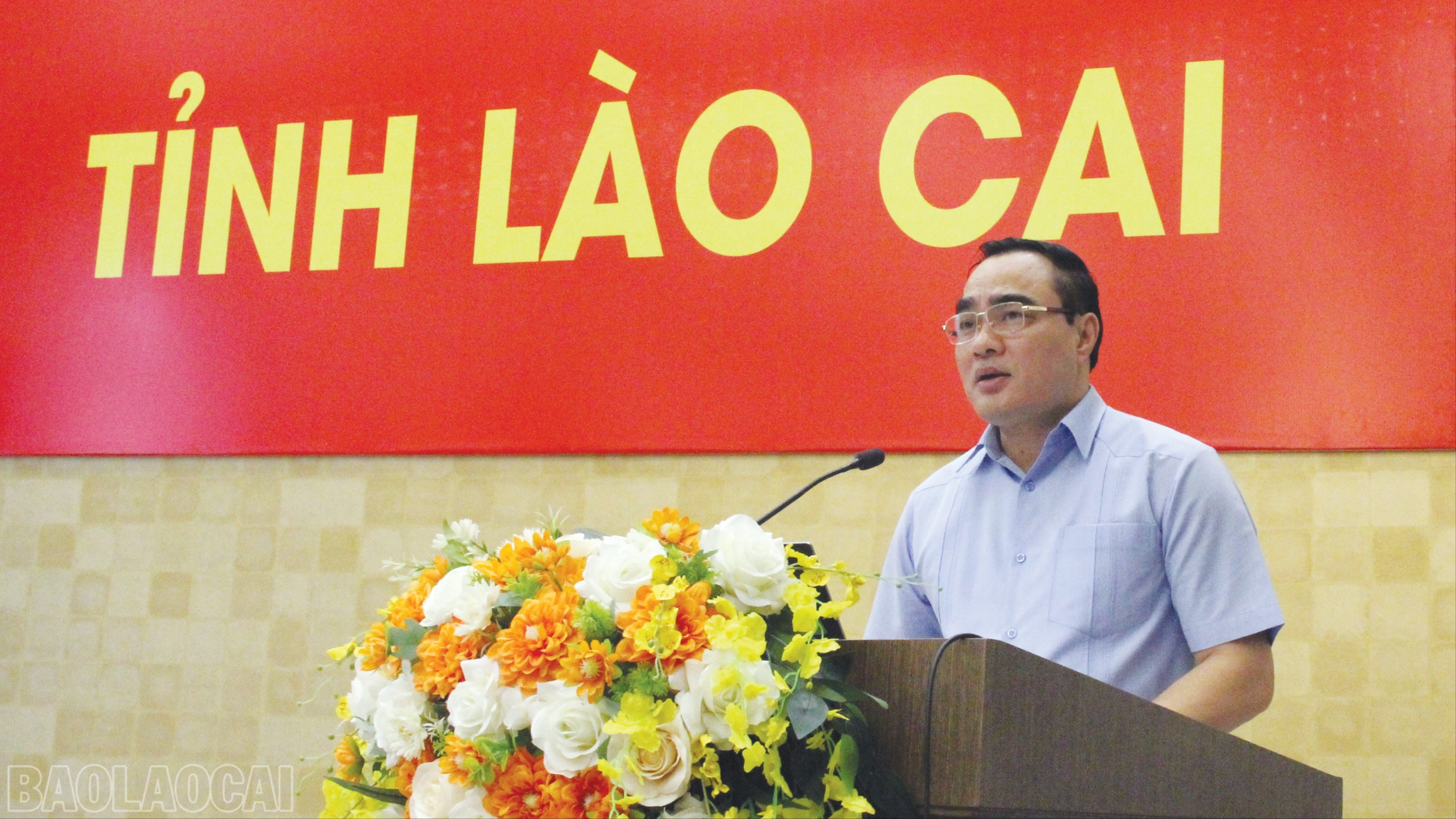 Đồng chí Nguyễn Hữu Long - Phó Bí thư Đảng uỷ UBND tỉnh quán triệt nghị quyết. baolaocai-bl_9-2930.jpg