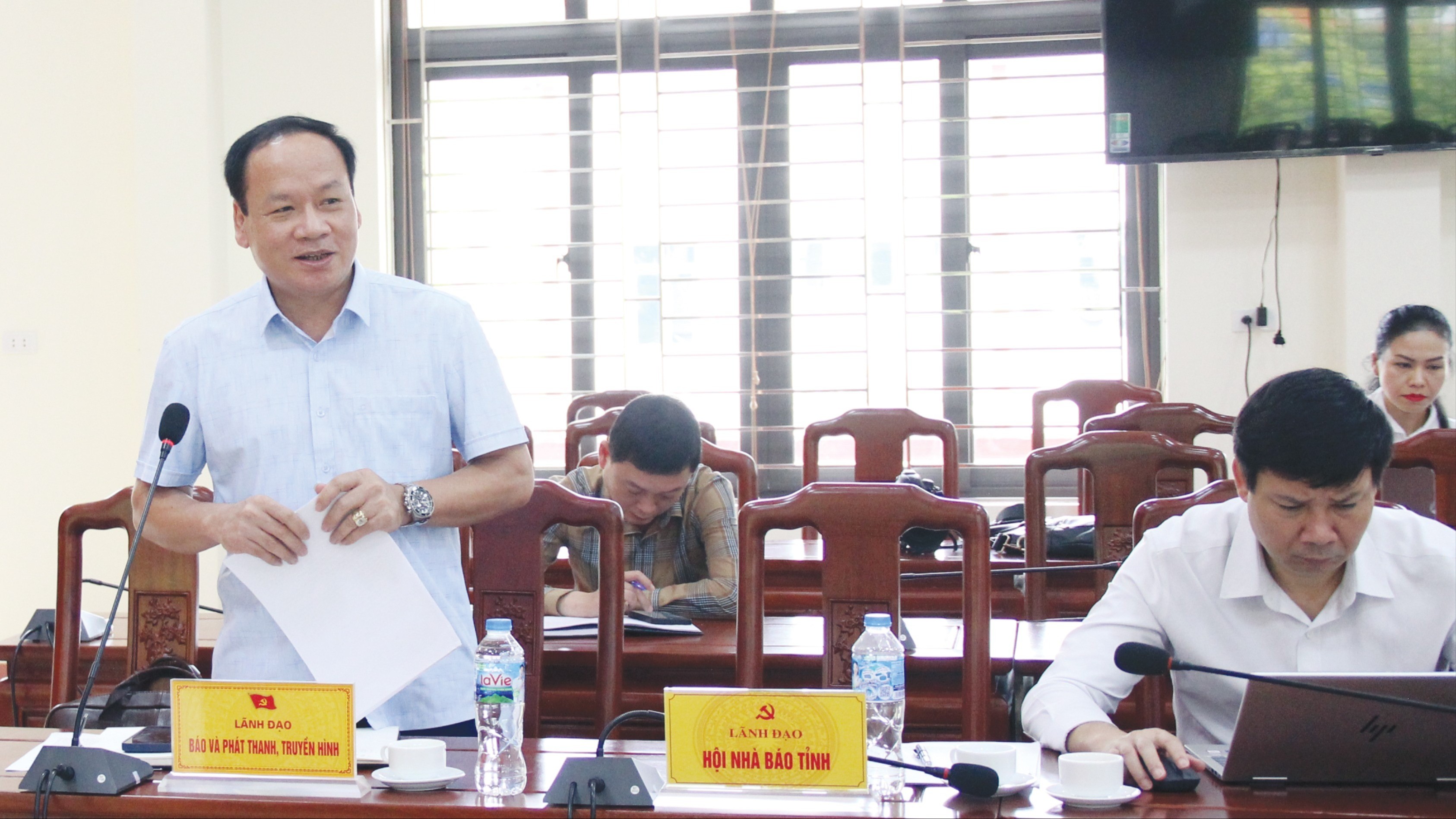Đồng chí Nguyễn Tiến Tuấn, Phó Tổng biên tập Báo và Phát thanh, Truyền hình Lào Cai tham gia ý kiến tại hội nghị. 8-9015.jpg