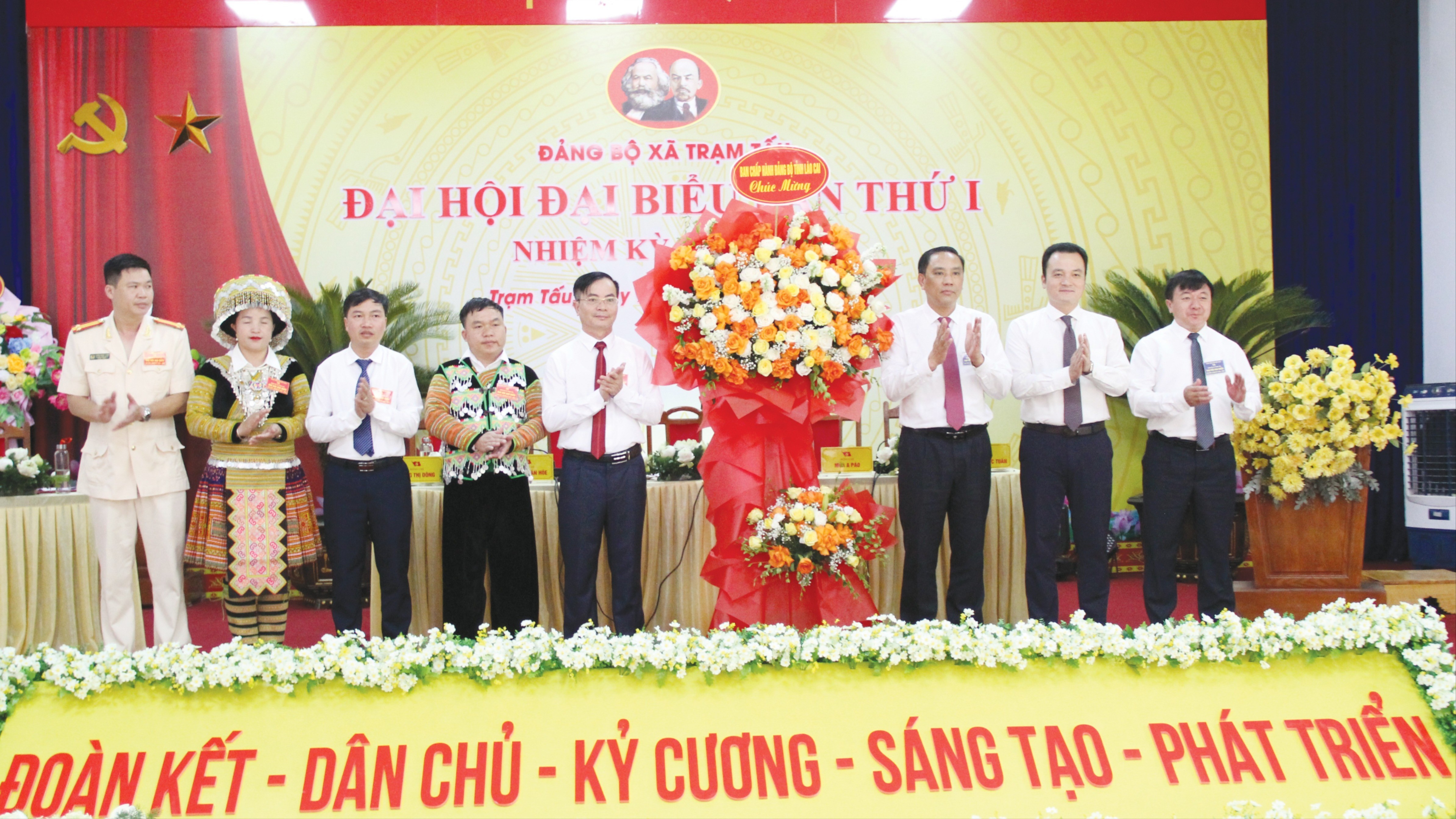 Đồng chí Phó Bí thư Thường trực Tỉnh uỷ tặng hoa chúc mừng Đại hội. 19-587.jpg