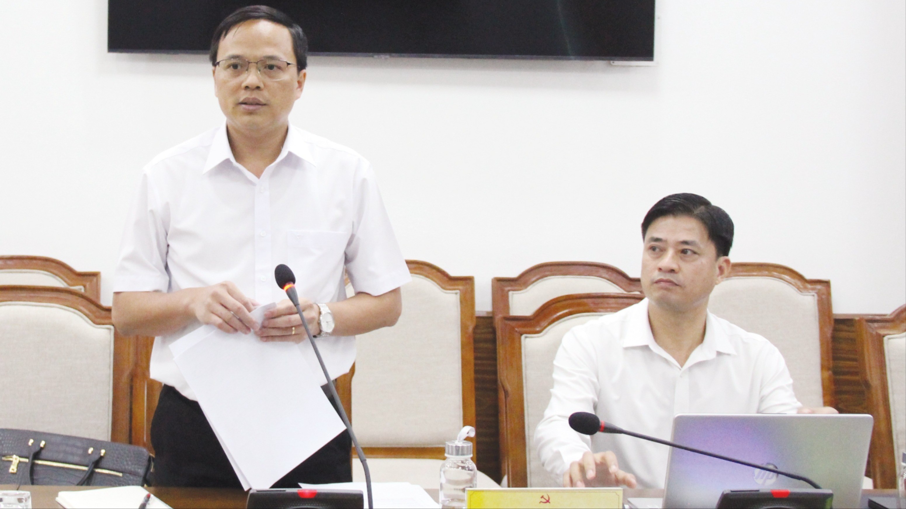 Đồng chí Trần Anh Tuấn, Bí thư Đảng ủy xã Trấn Yên báo cáo công tác chuẩn bị đại hội. 14-346-4426.jpg
