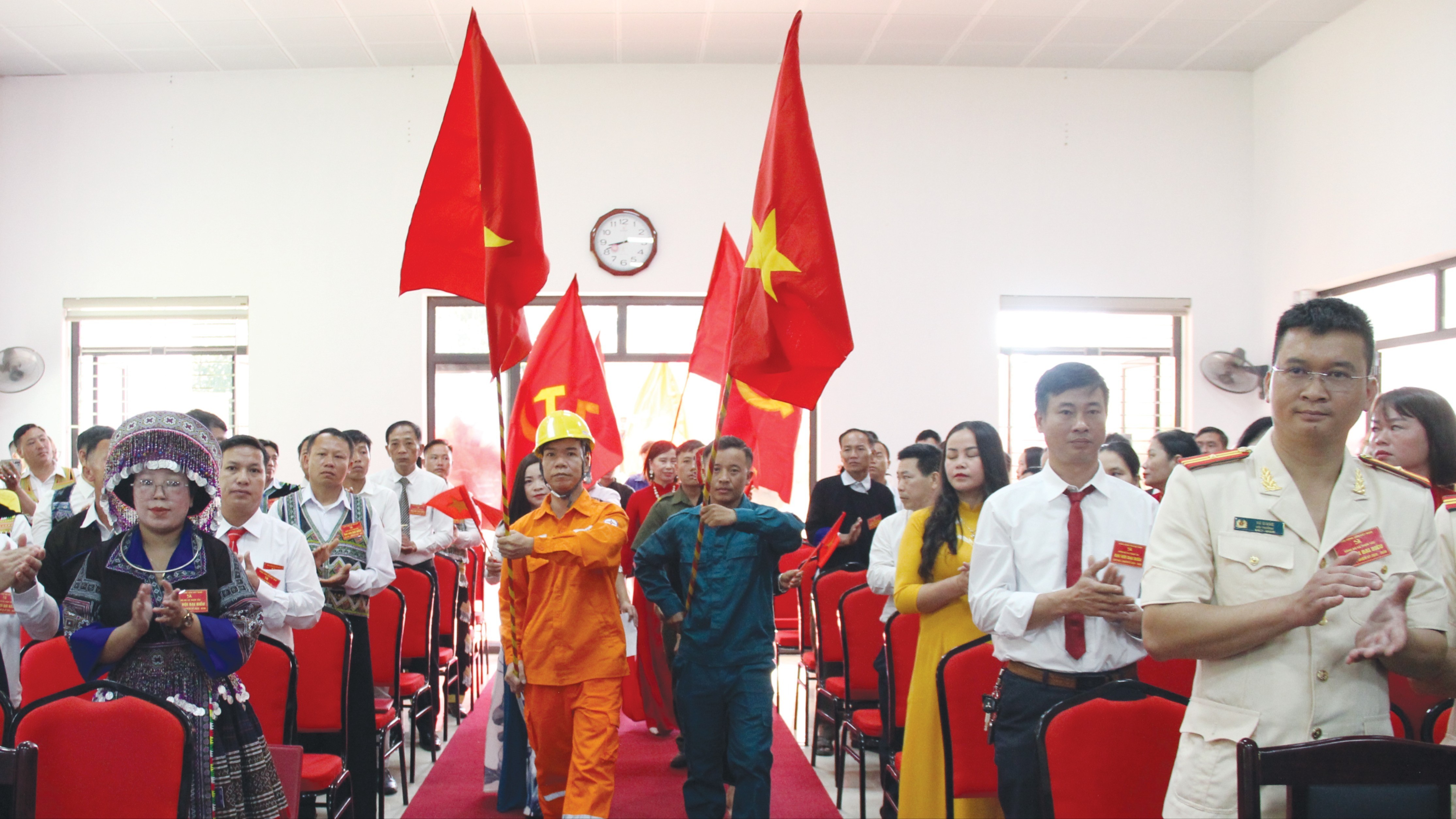 Nhân dân trên địa bàn chào mừng Đại hội. 2-4831.jpg