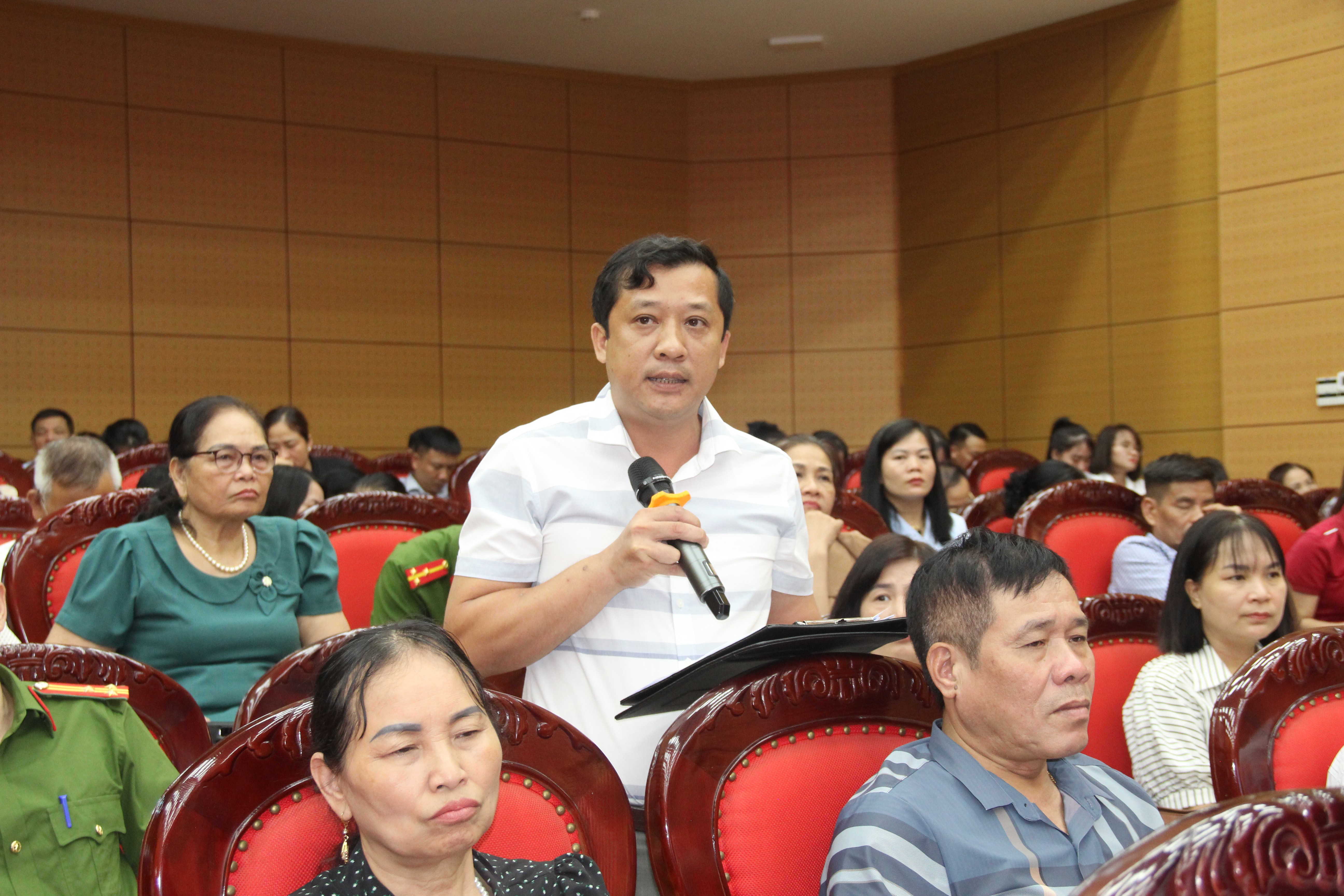 Cử tri phường Văn Phú phát biểu ý kiến. 8.jpg