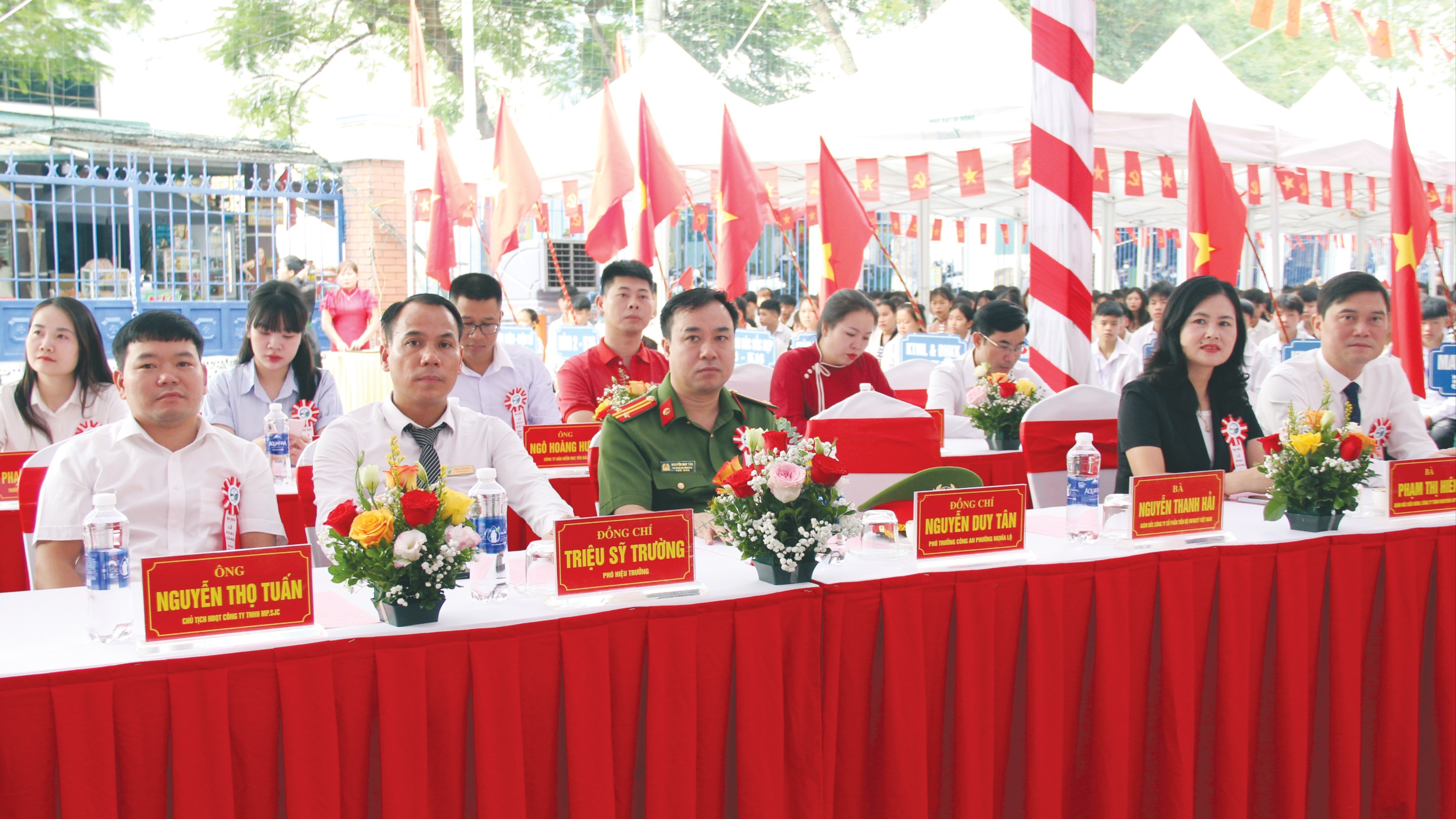 Các đại biểu tham dự lễ khai giảng. 10-2345.jpg