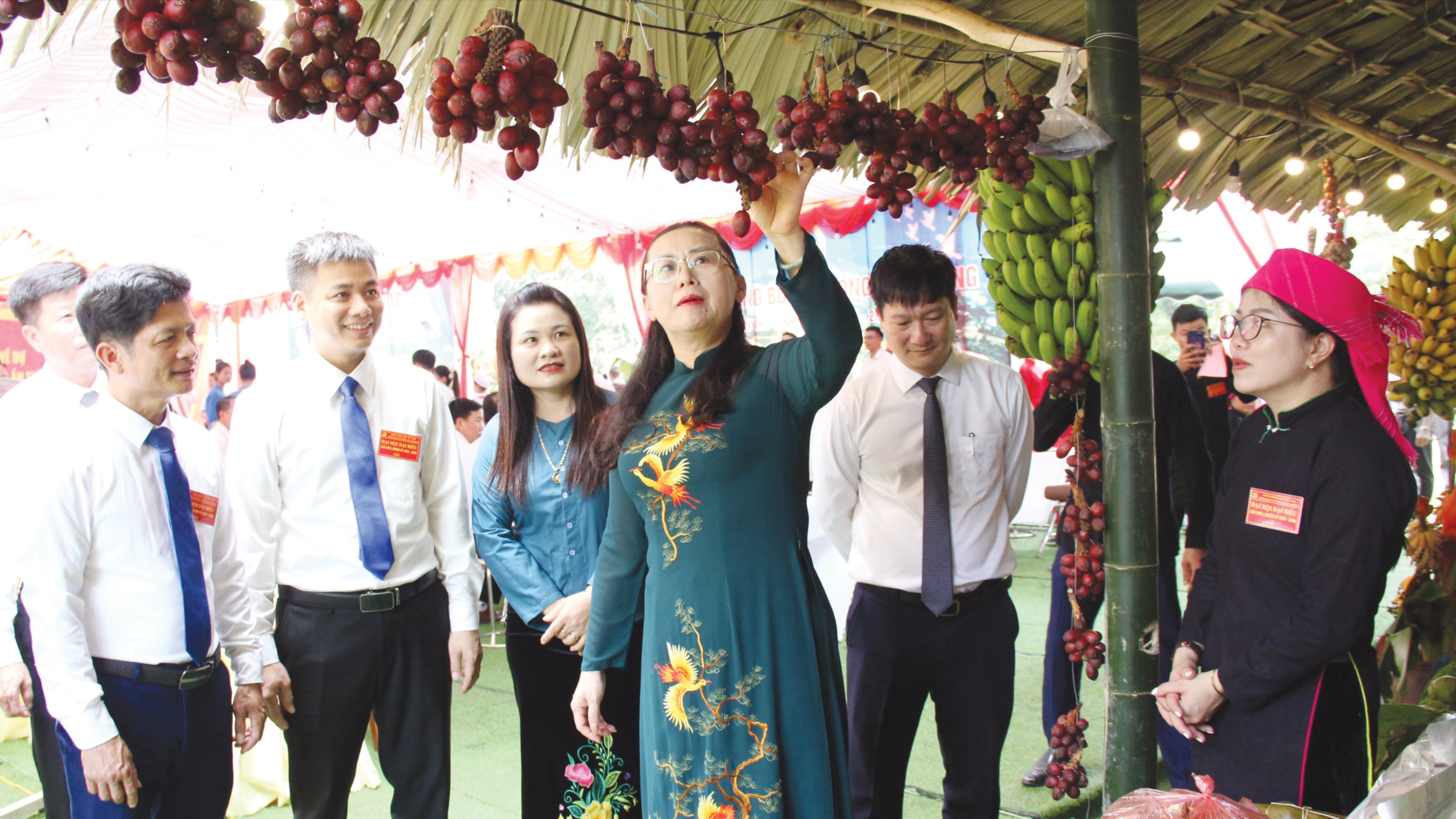 Phó Bí thư Tỉnh uỷ Giàng Thị Dung tham quan các gian hàng nông sản của địa phương. 11-1637.jpg