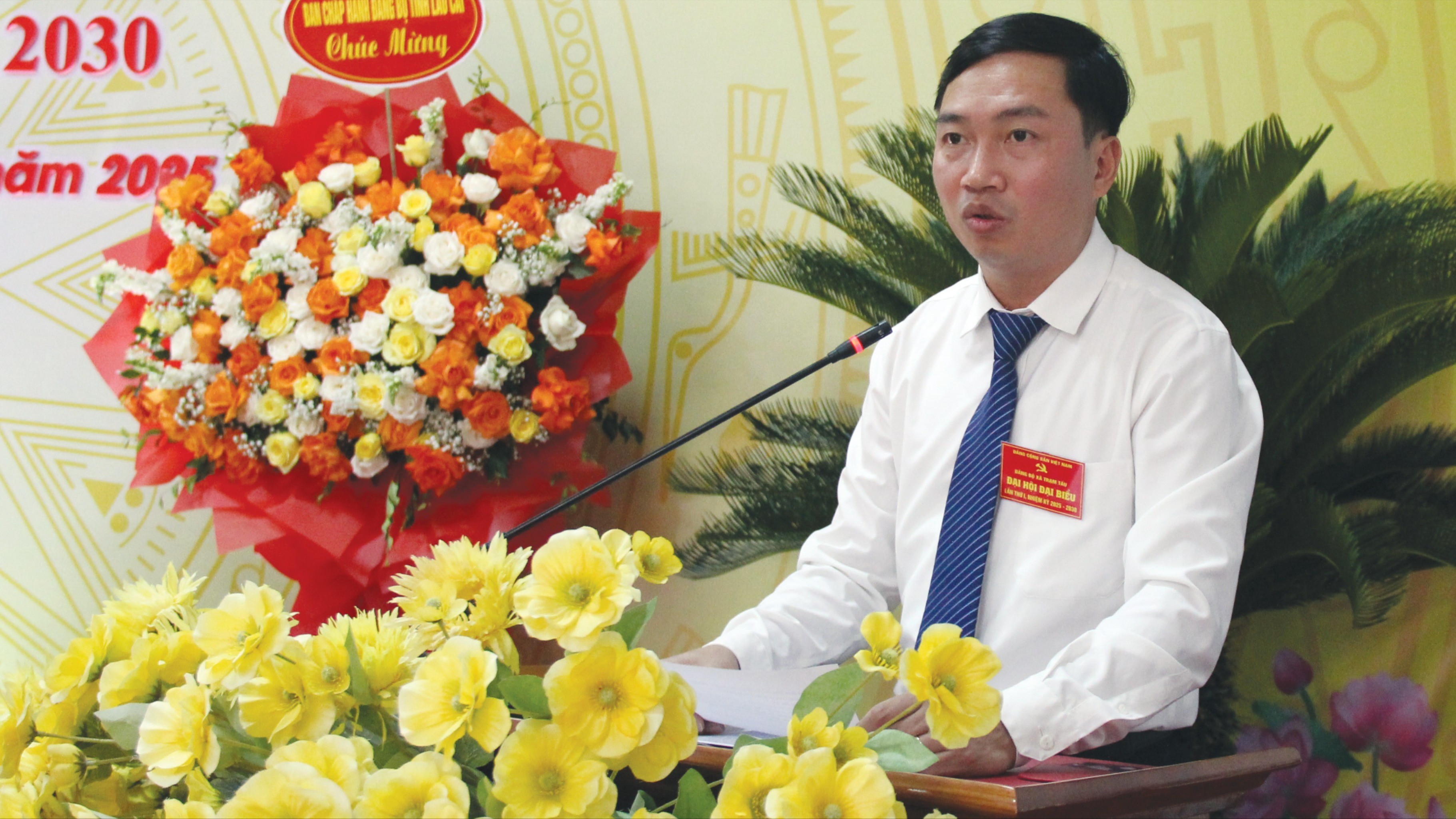 Phó Bí thư Thường trực Tỉnh ủy Hoàng Giang dự và chỉ đạo Đại hội đại biểu Đảng bộ xã Trạm Tấu ảnh 5 1-7349.jpg