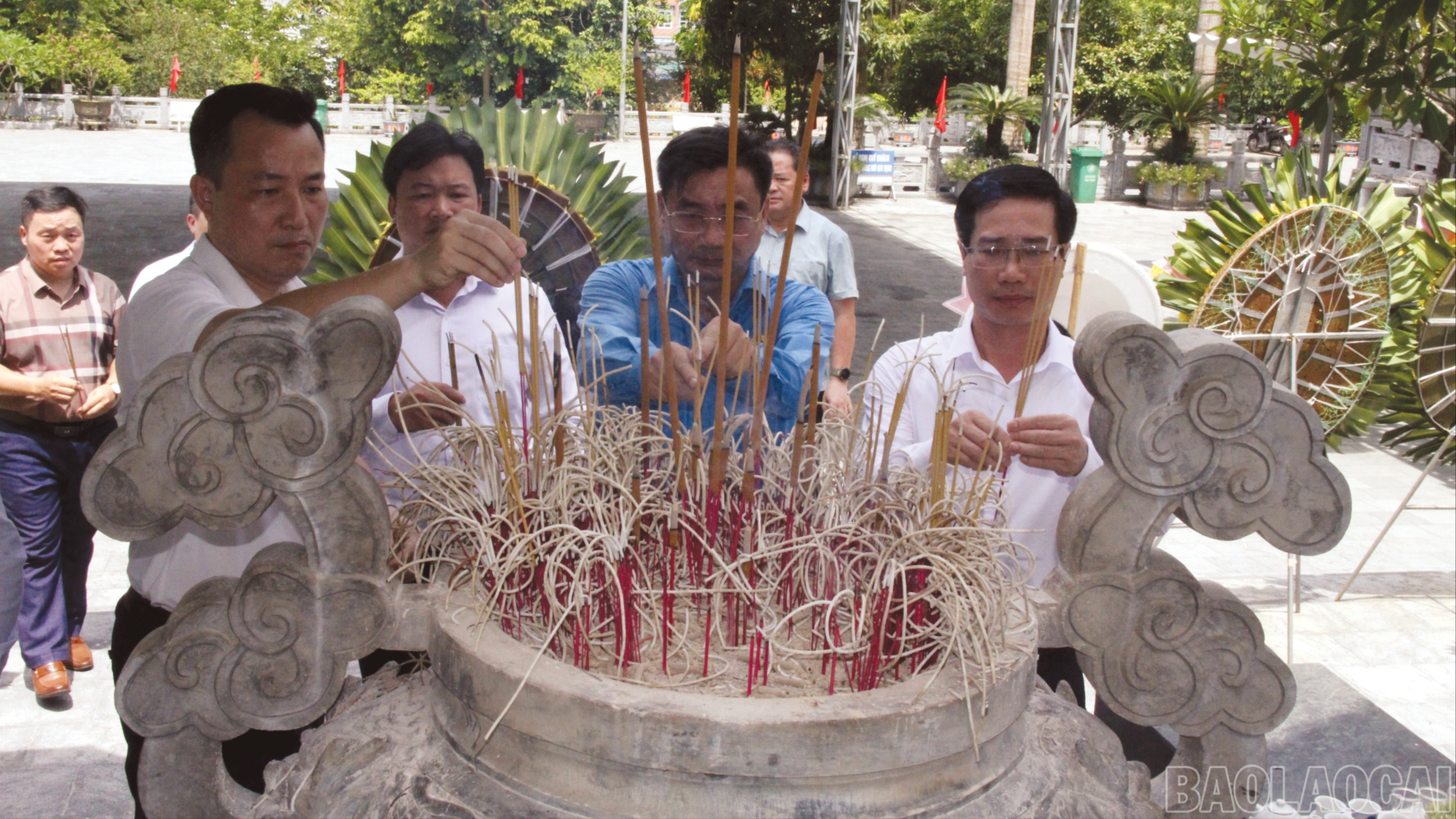 Các đại biểu dâng hương. baolaocai-br_15-3163.jpg