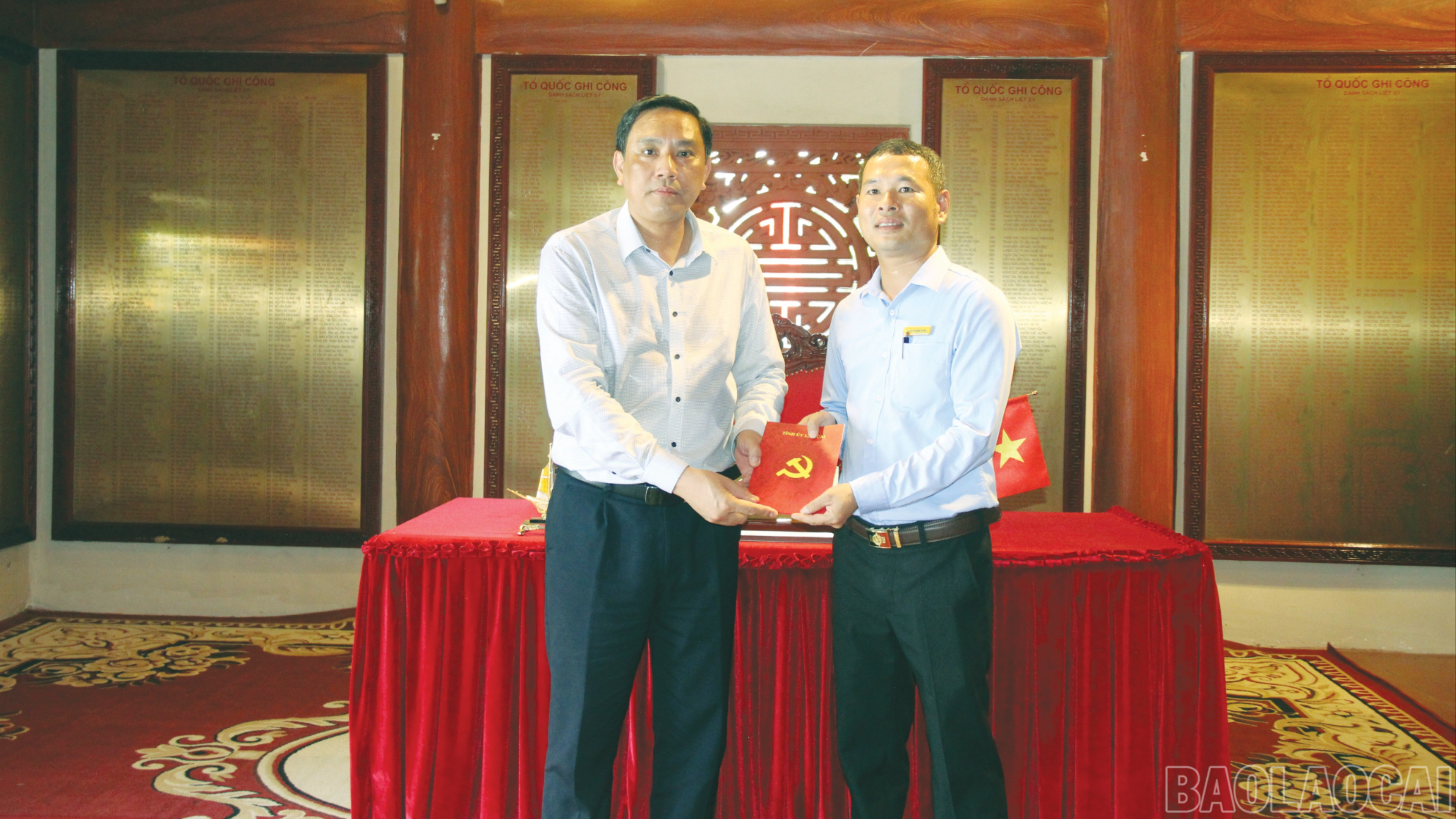 Đồng chí Hoàng Giang - Phó Bí thư Thường trực Tỉnh uỷ hỗ trợ 30 triệu đồng cho Ban Quản lý nghĩa trang. baolaocai-br_20-9562.jpg