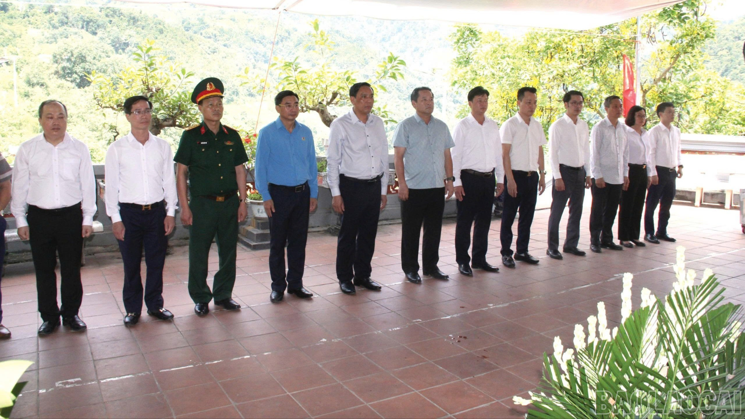 Các đại biểu dâng hương tại Đền thờ các Anh hùng liệt sĩ mặt trận Vị Xuyên ở Cao điểm 468. baolaocai-br_z6816952830713-84e88f3d132069c0e43b2783dc06626a-382.jpg