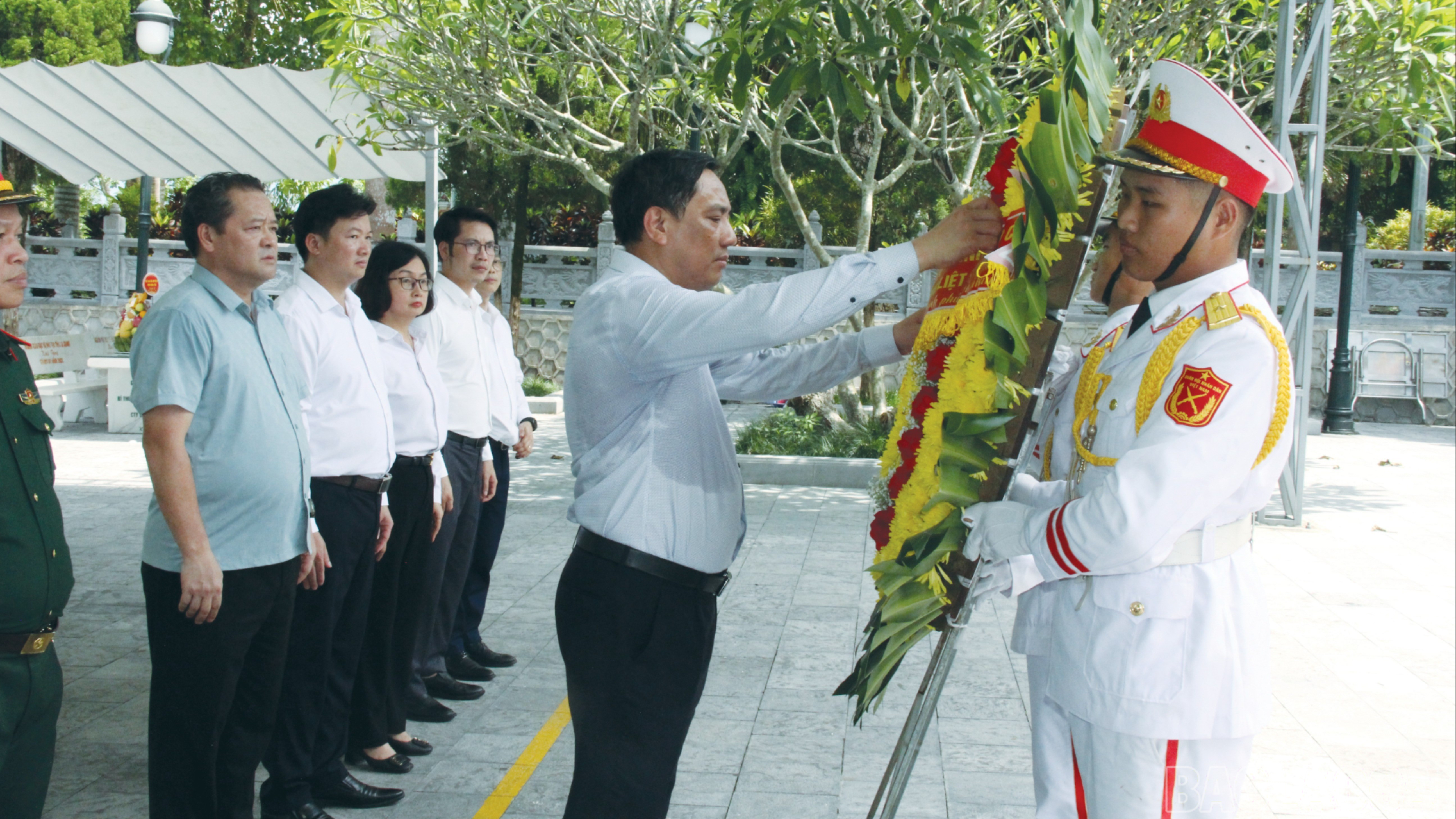 Đồng chí Hoàng Giang - Phó Bí thư Thường trực Tỉnh uỷ chỉnh vòng hoa. baolaocai-br_19-6700.jpg