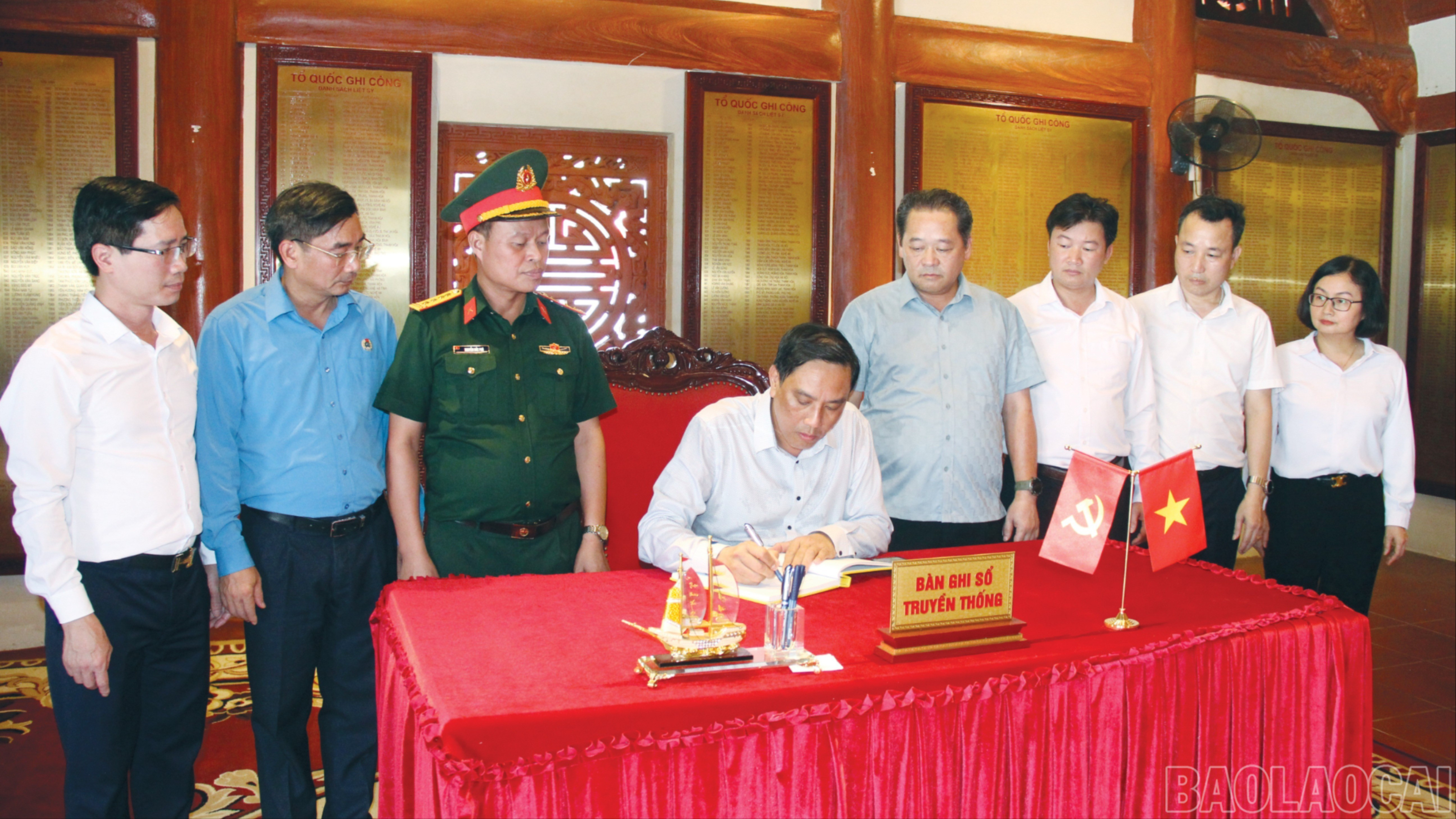 Phó Bí thư Thường trực Tỉnh Uỷ Hoàng Giang ghi sổ truyền thống tri ân các anh hùng liệt sĩ. baolaocai-br_21-8809-156.jpg
