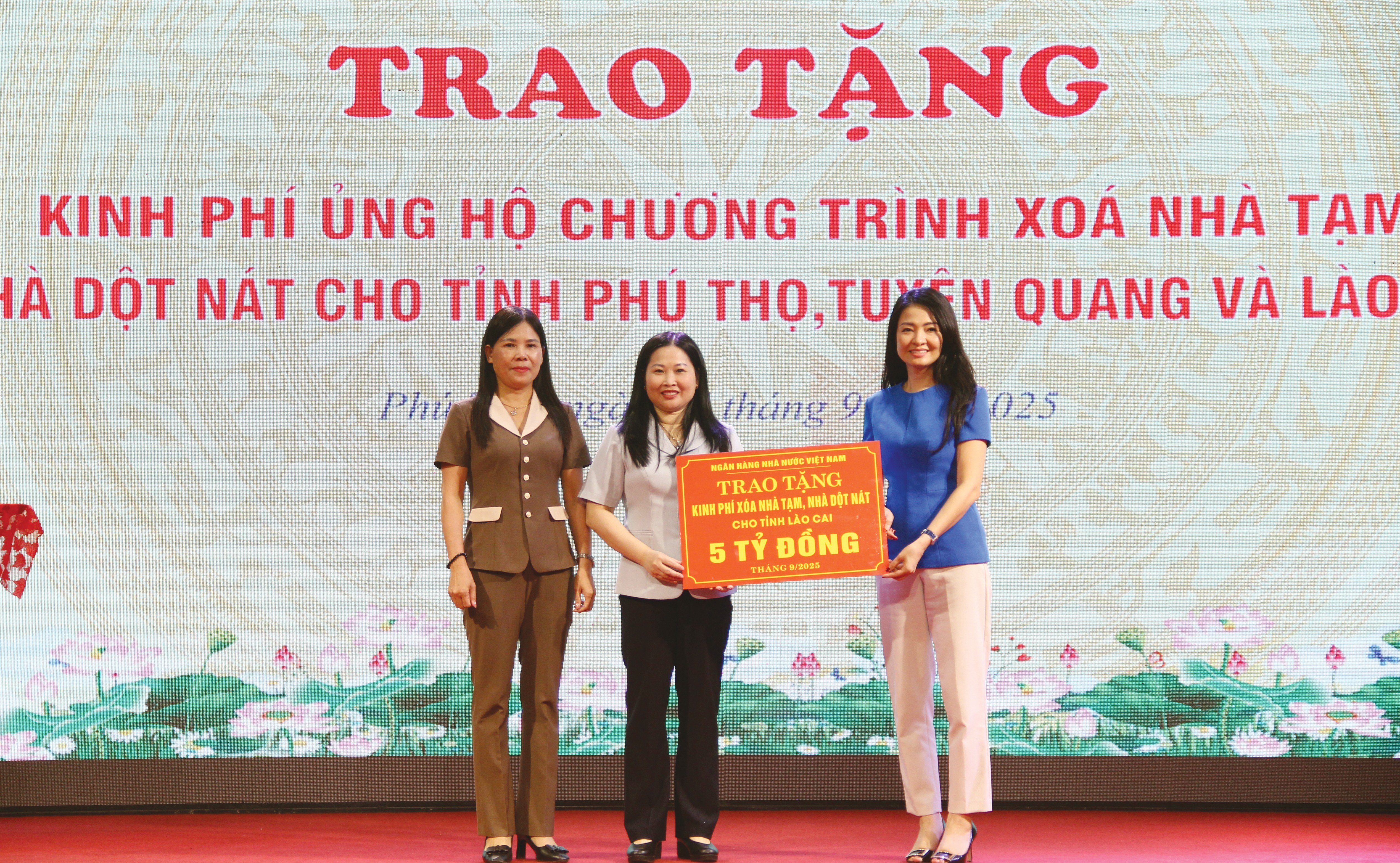 Đồng chí Nguyễn Khánh Chi - Phó Chủ tịch Thường trực Công đoàn Ngân hàng Nhà nướcViệt Nam trao hỗ trợ kinh phí cho tỉnh Lào Cai. 4.jpg
