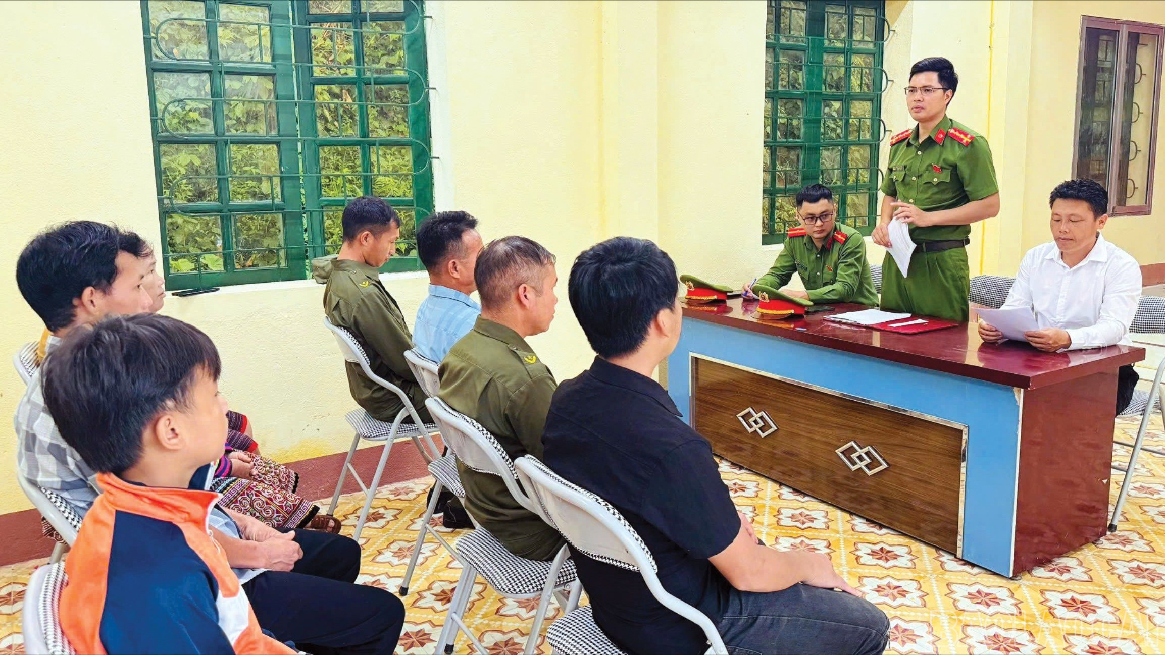 Công an xã Cát Thịnh tham gia họp tổ tự quản về an ninh trật tự, tuyên truyền pháp luật trong giáo họ Đồng Hẻo.