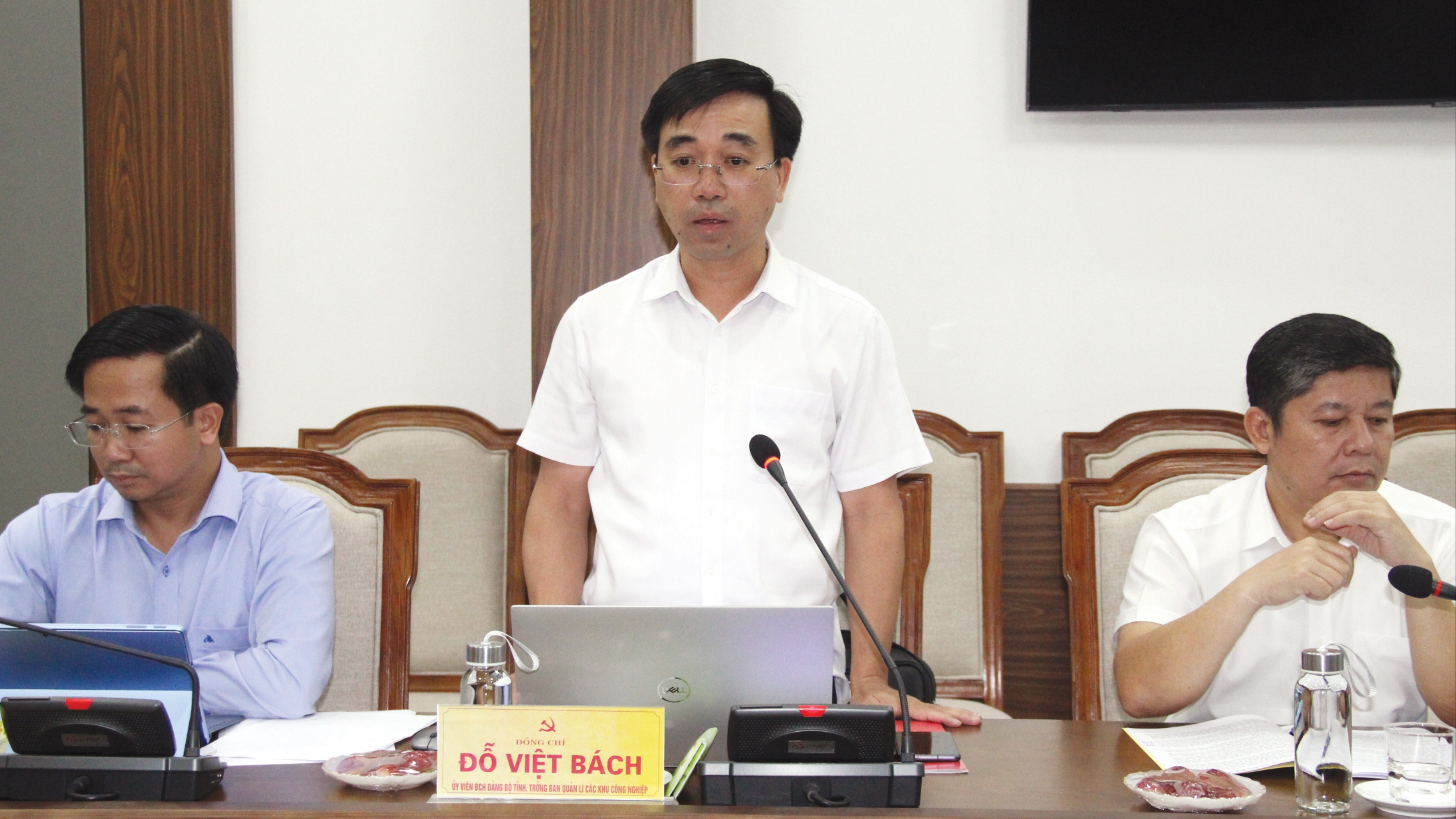 Đồng chí Đỗ Việt Bách, Trưởng ban Quản lý các khu công nghiệp tham gia ý kiến tại cuộc họp. 12-6236.jpg