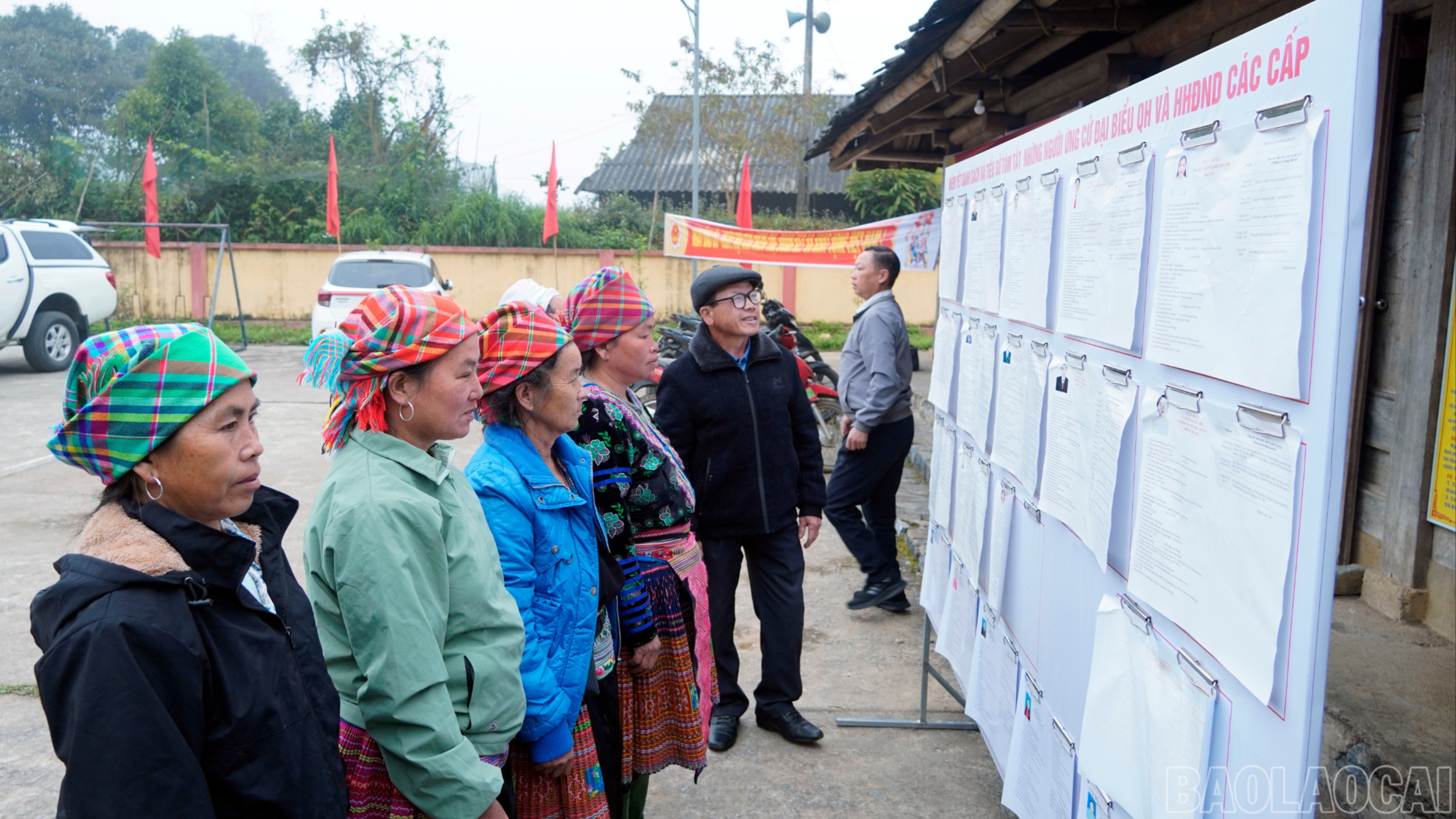 Cử tri tìm hiểu kỹ các ứng viên trước khi bỏ phiếu.