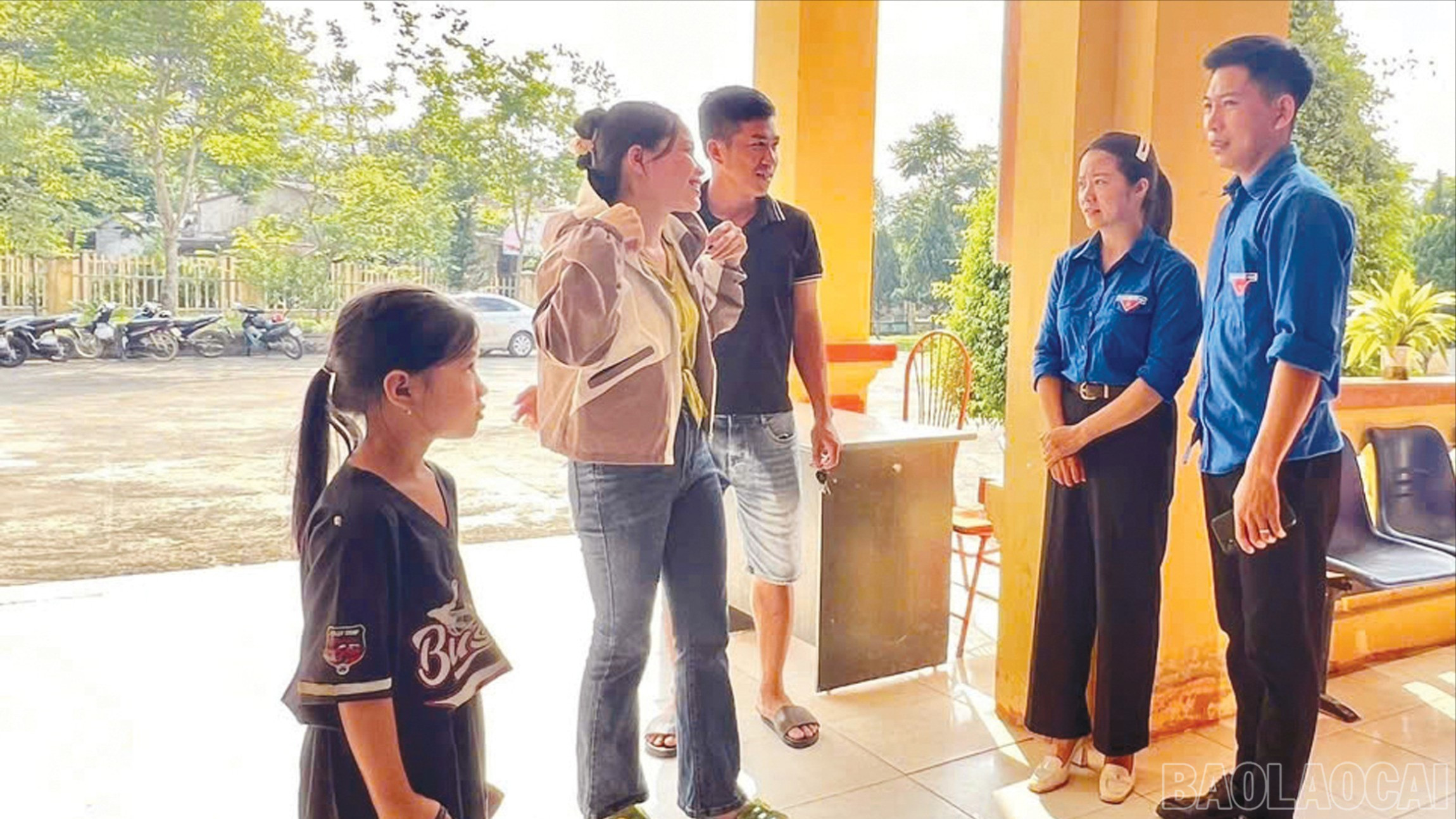 Đoàn viên, thanh niên tham gia tư vấn, hướng dẫn người dân tại Trung tâm Phục vụ hành chính công xã. baolaocai-br_33-2165.jpg