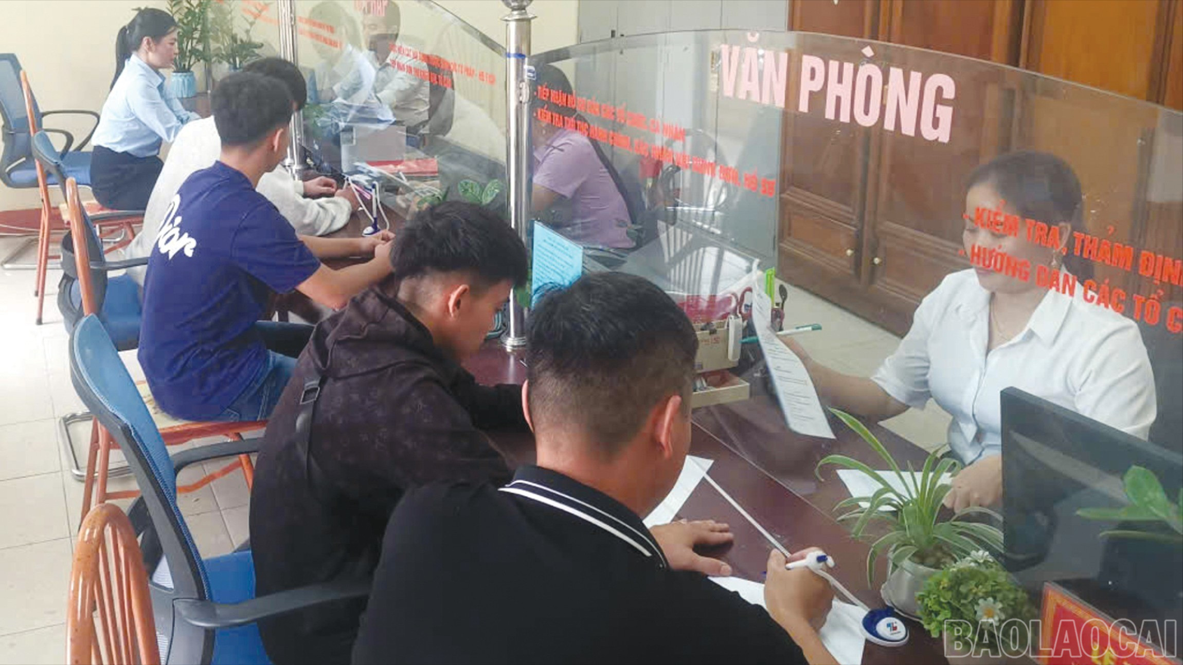 Tiếp nhận thủ tục hành chính tại Trung tâm Phục vụ hành chính công xã Nghĩa Tâm. baolaocai-br_bb-8215.jpg