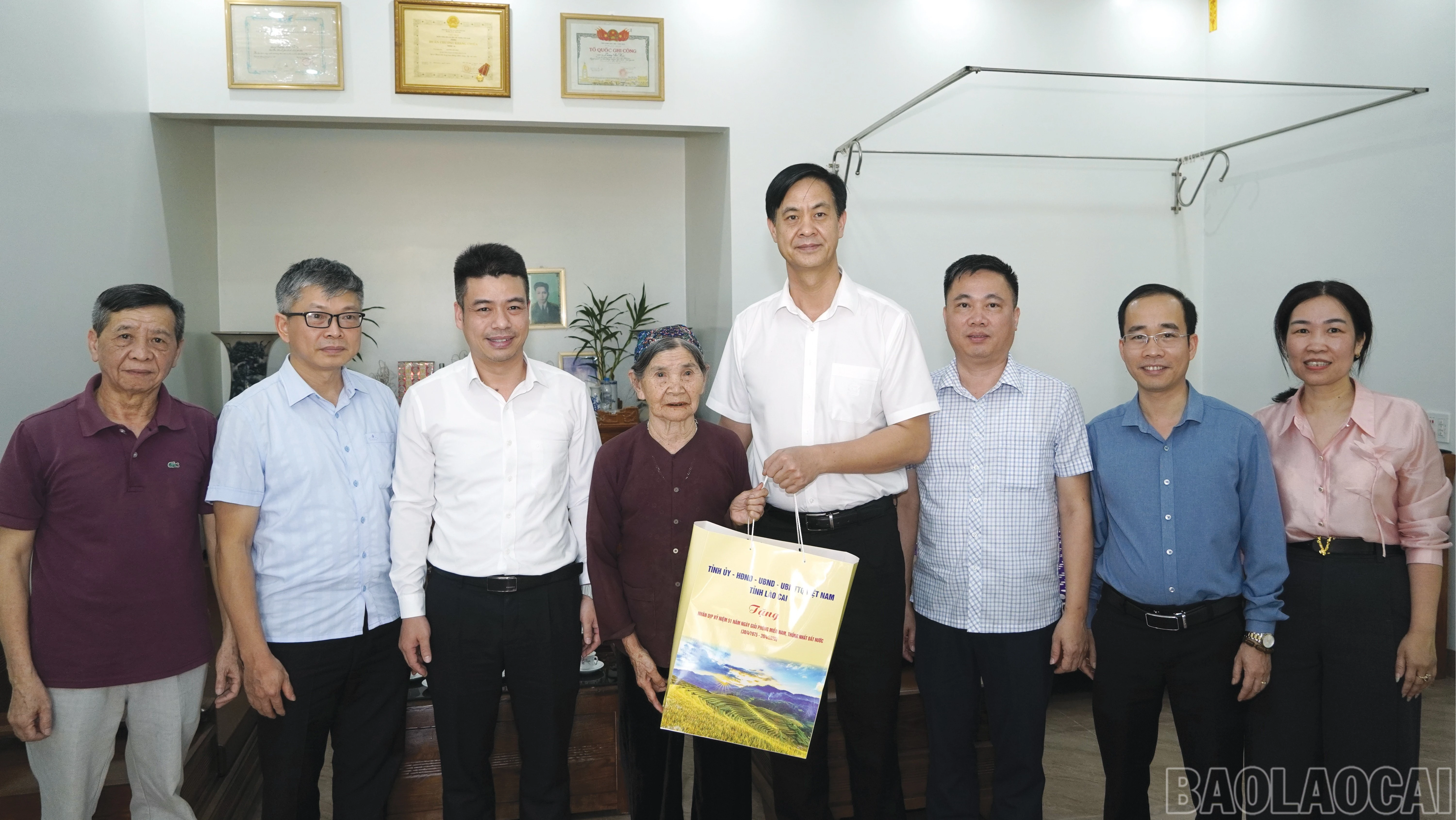 Đồng chí Phó Chủ tịch UBND tỉnh Phan Trung Bá tặng quà các hộ gia đình người có công, gia đình nghèo, công nhân và người lao động có hoàn cảnh khó khăn.