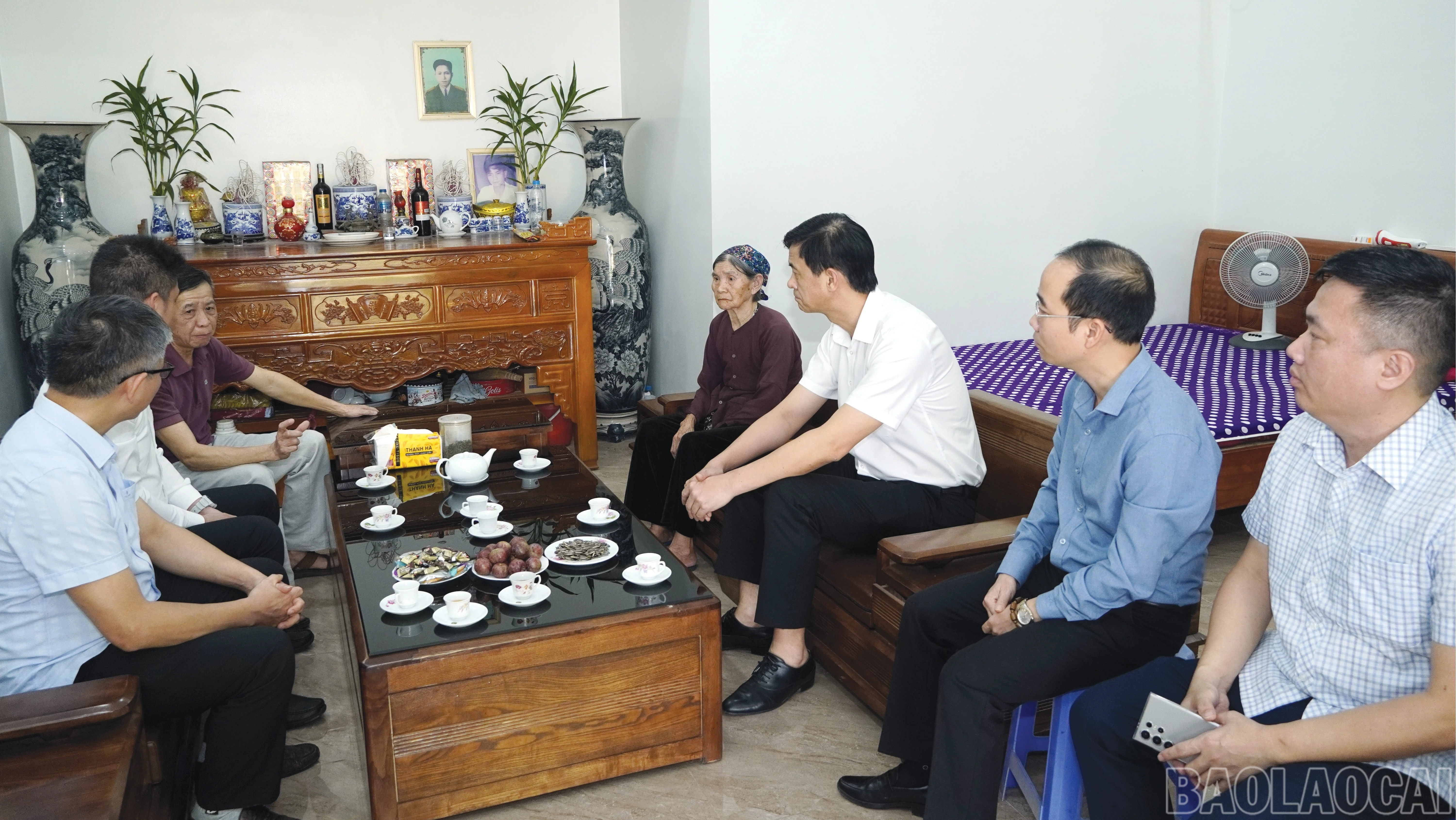 Đồng chí Phó Chủ tịch UBND tỉnh chia sẻ, động viên với các gia đình đến thăm.