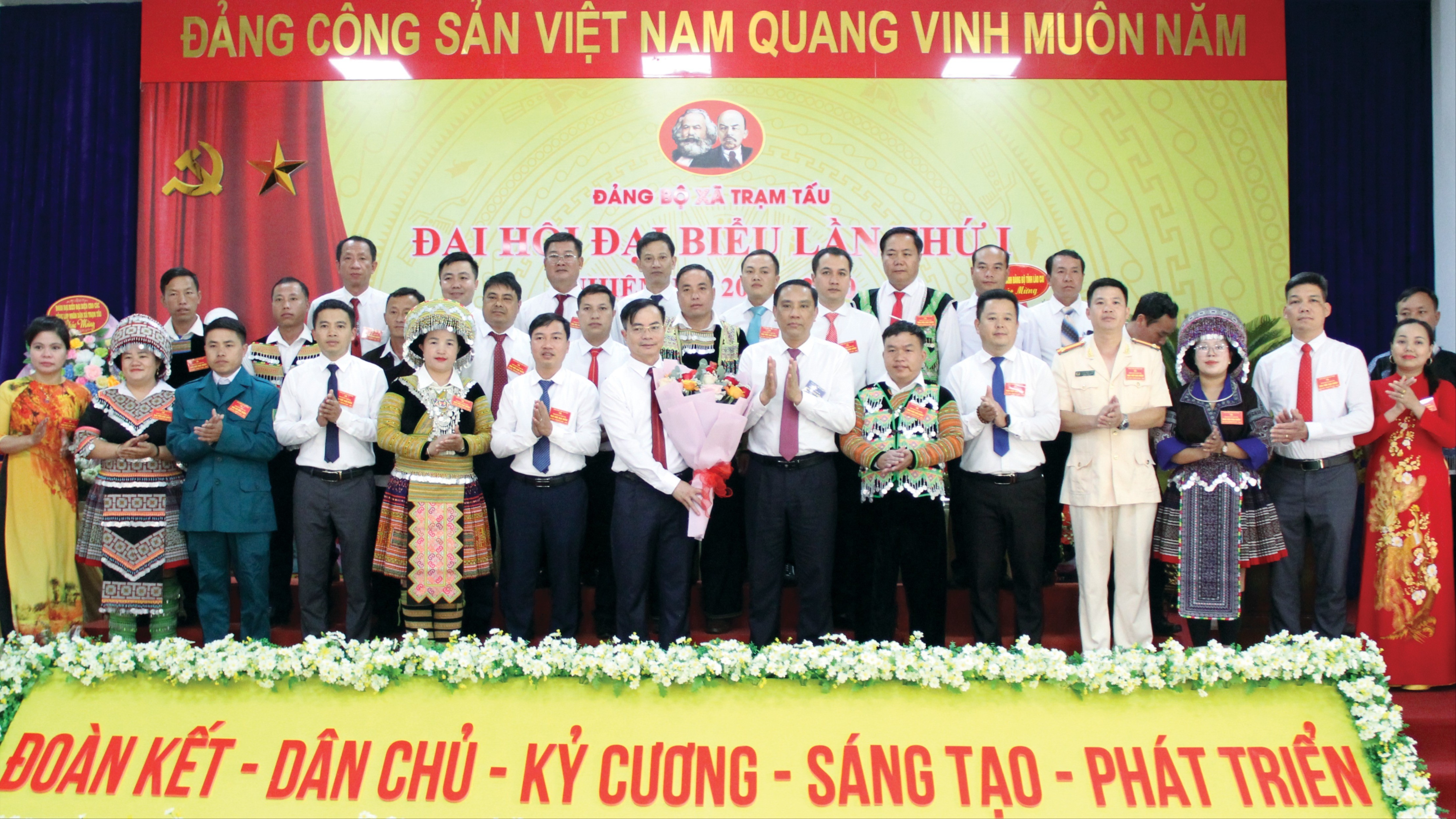 Đồng chí Phó Bí thư Thường trực Tỉnh uỷ tặng hoa chúc mừng Ban Chấp hành. 12-5480.jpg