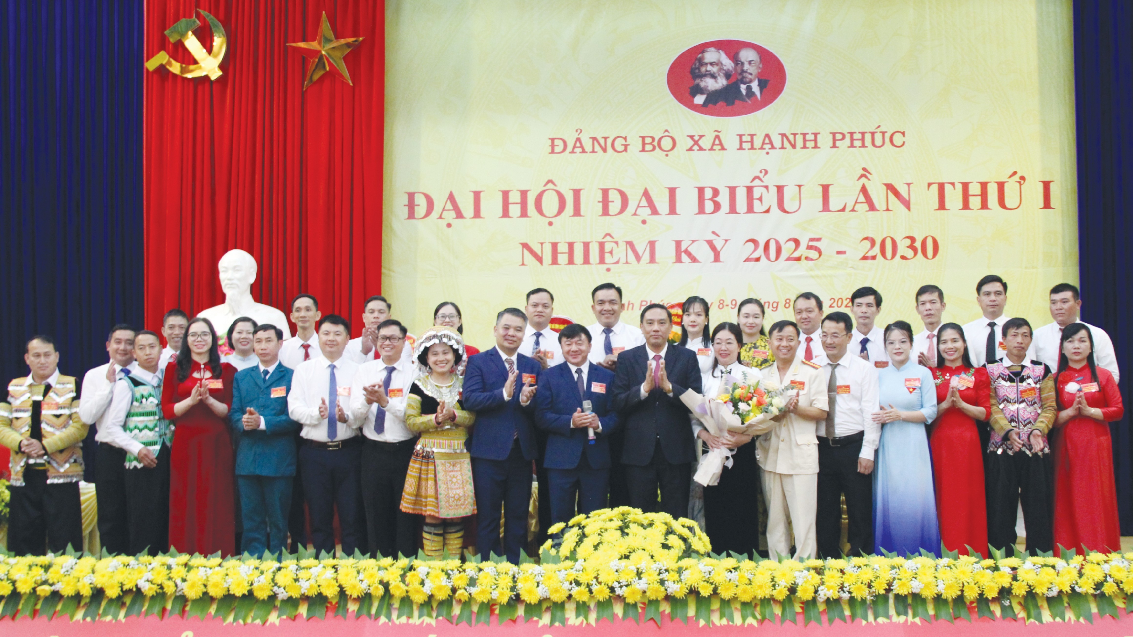 Đồng chí Phó Bí thư Thường trực Tỉnh uỷ Hoàng Giang tặng hoa chúc mừng Ban Chấp hành Đảng bộ xã. 13-4284.jpg