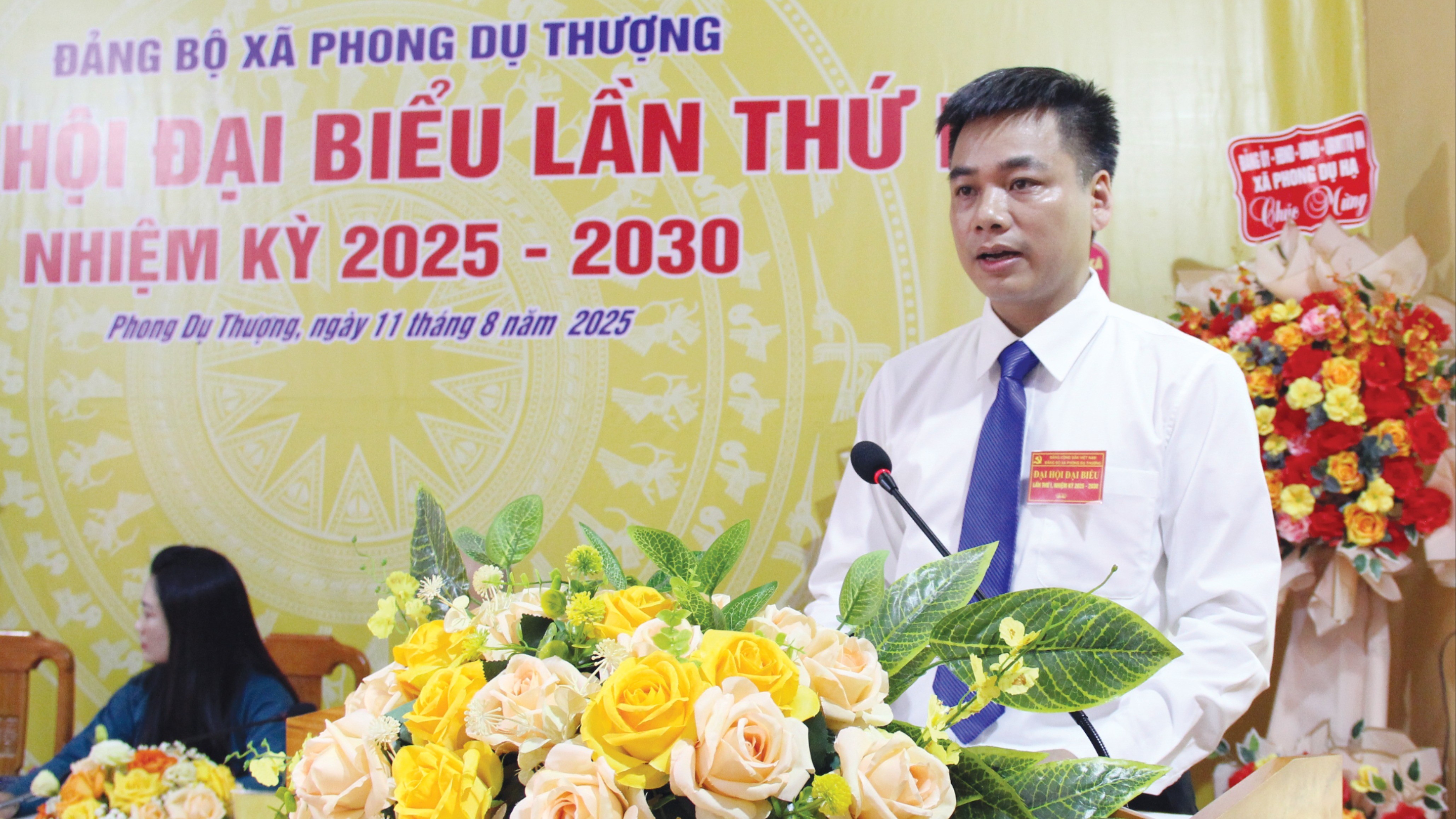Đồng chí Lương Trung Dũng - Bí thư Đảng ủy xã trình bày Báo cáo Chính trị tại Đại hội. 8-1107.jpg