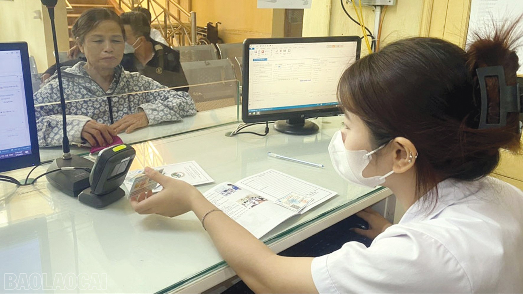 Rút ngắn thời gian cho người bệnh khi làm các thủ tục tại các cơ sở khám, chữa bệnh thông qua quét căn cước công dân. baolaocai-bl_dmcds-1854.jpg