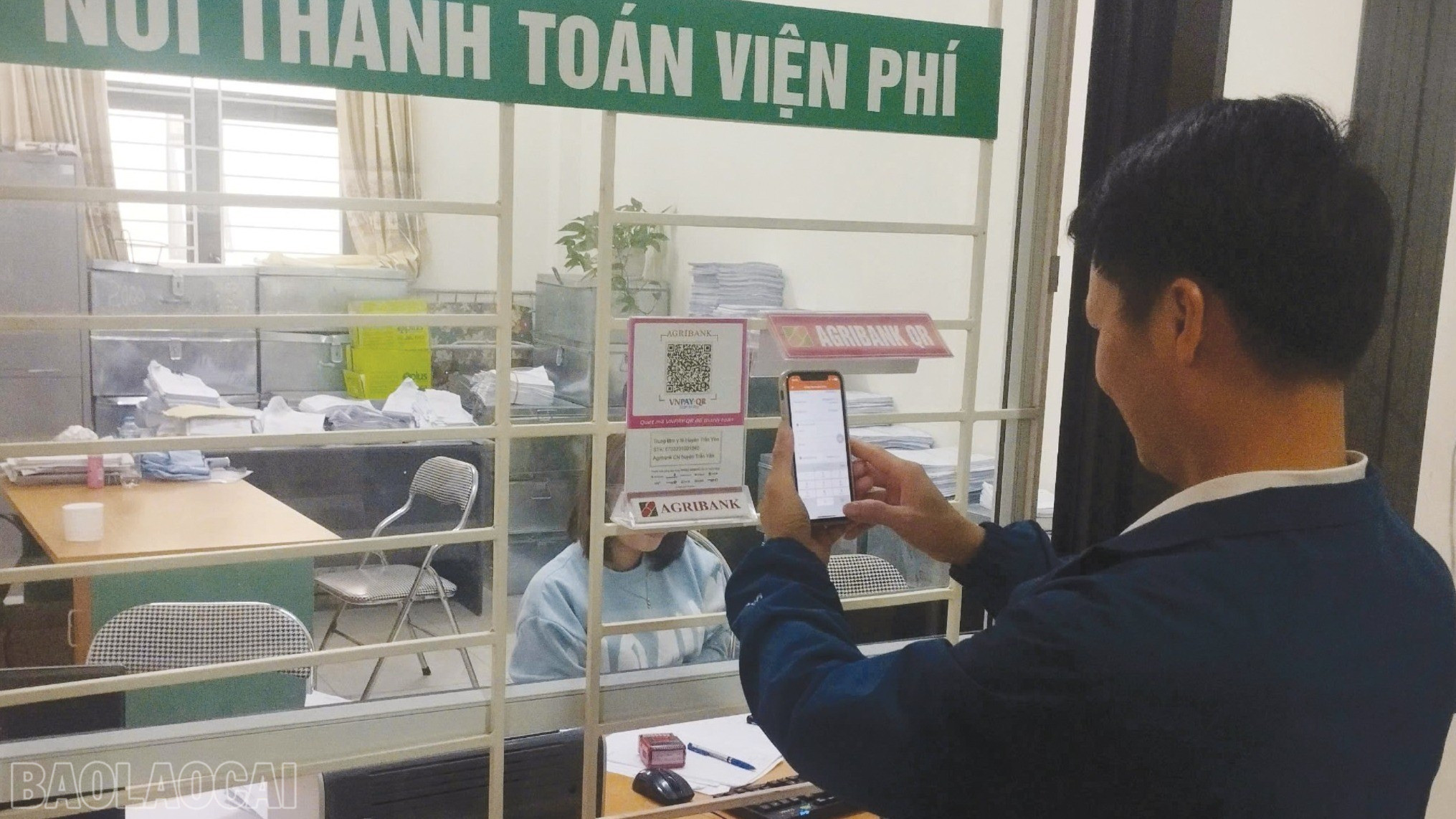 Các đơn vị y tế thực hiện thanh toán không dùng tiền mặt trong công tác khám, chữa bệnh từ đầu năm đến nay đạt 188.110/378.935 lượt giao dịch. baolaocai-bl_58428-846.jpg
