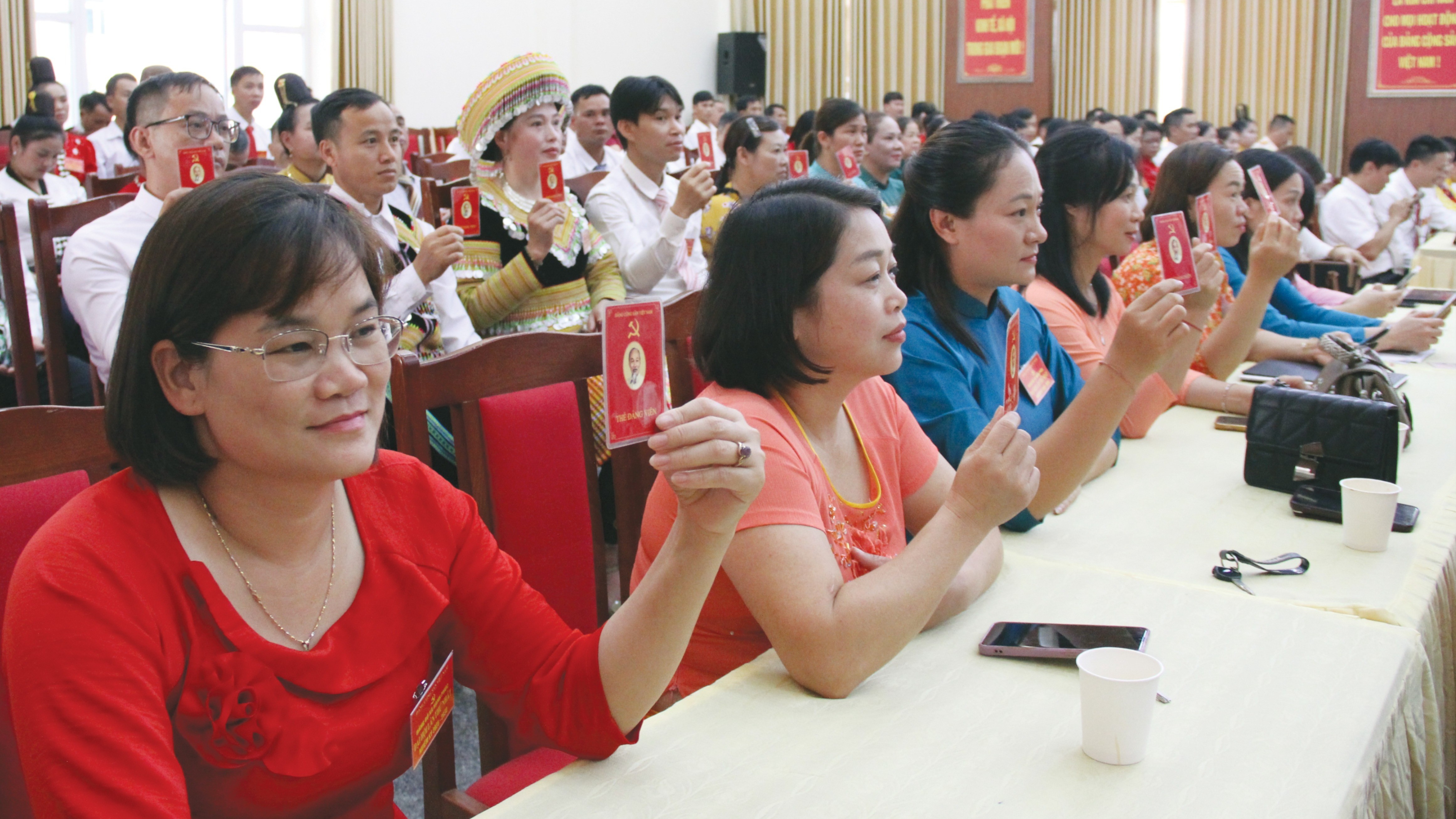 Các đại biểu biểu quyết thông qua nghị quyết đại hội. 21-270.jpg