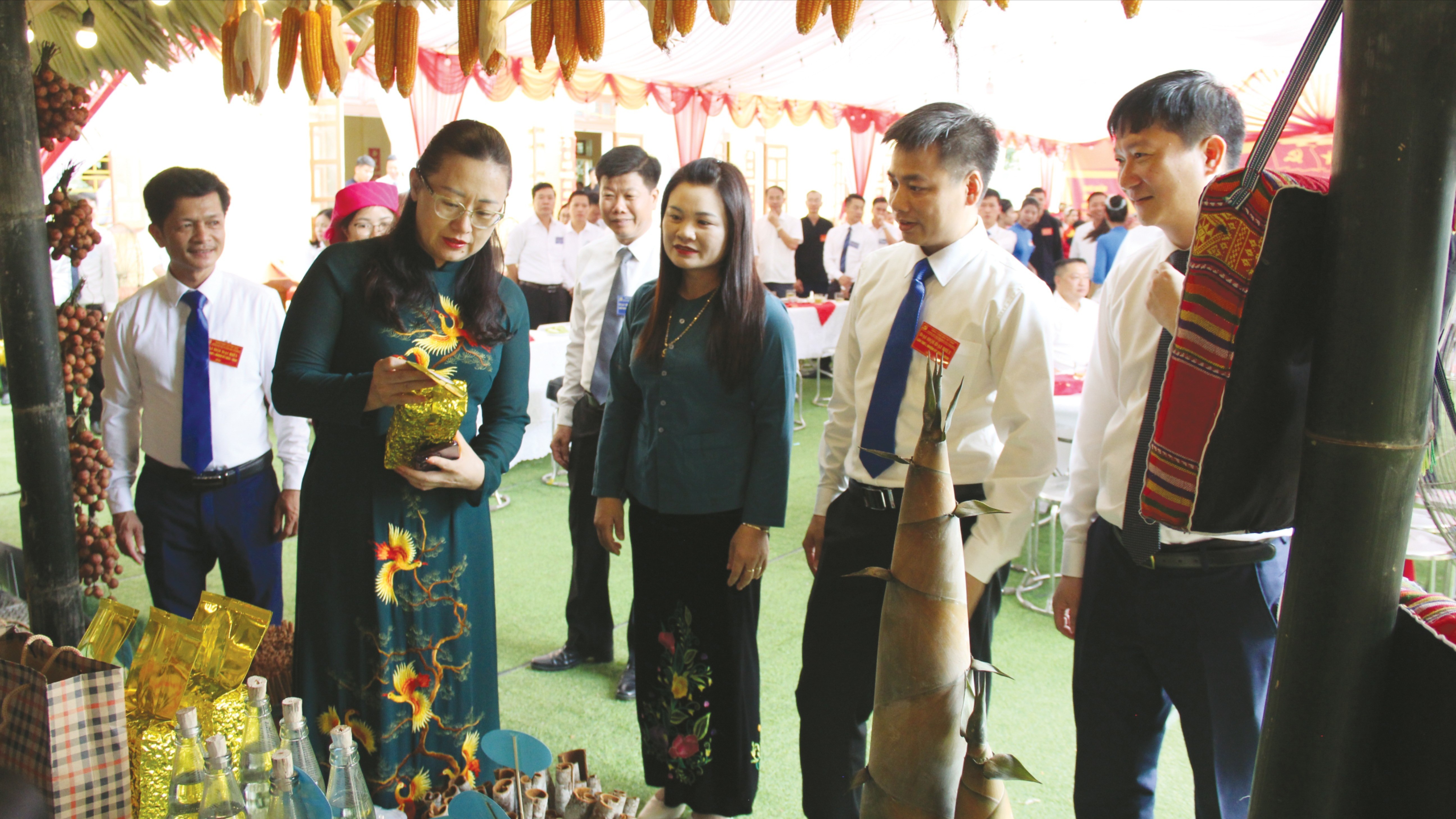 Lãnh đạo xã giới thiệu nông sản địa phương. 12-6022-383.jpg