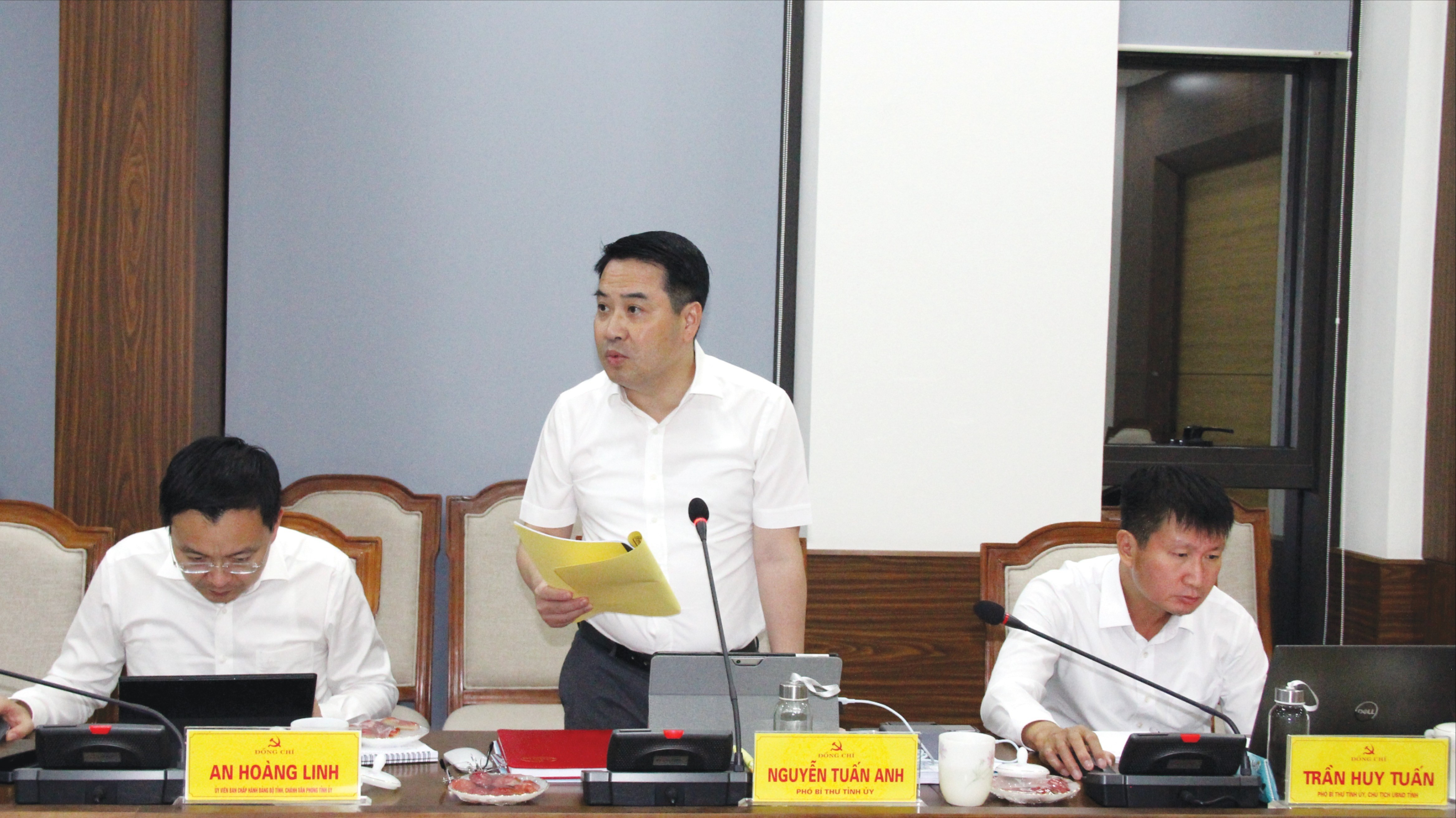 Đồng chí Nguyễn Tuấn Anh, Phó Bí thư Tỉnh ủy tham gia ý kiến tại cuộc họp. 6-5764.jpg