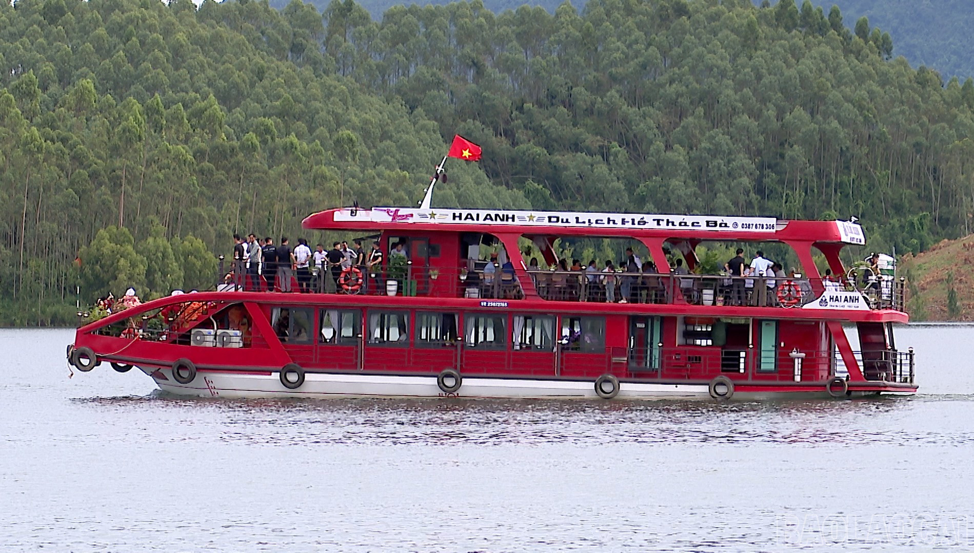 Các đại biểu cắt băng khai trương tàu du lịch chất lượng cao Hải Anh. baolaocai-br_tau-du-lich.jpg