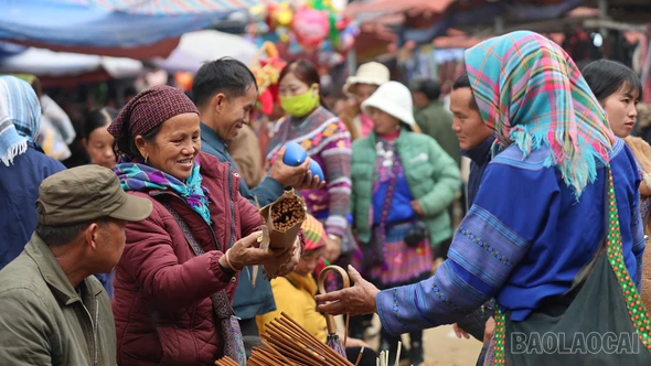 [Ảnh] Chợ phiên Cốc Ly nhộn nhịp ngày áp Tết