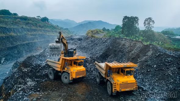 Theo bánh xe Belaz trên khai trường