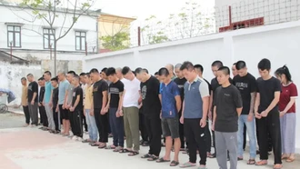 Các đối tượng tr&#111;ng đường dây bị bắt giữ