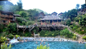 Du khách thư giãn tr&#111;ng những bể nước khoáng nóng.