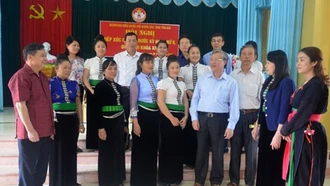 Thường trực Ban Bí thư Trần Quốc Vượng tiếp xúc cử tri thị xã Nghĩa Lộ