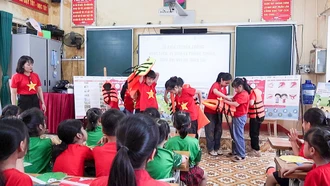Các em học sinh Trường Tiểu học Nam Cường tham gia phần thi mặc áo phao.