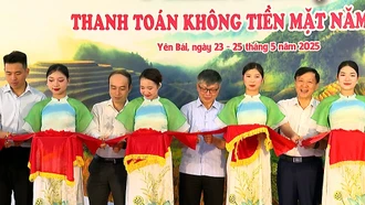 Các đại biểu cắt băng khai mạc phiên chợ thanh toán không dùng tiền mặt năm 2025