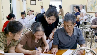 Cử tri Tổ dân phố 1, phường Minh Tân, thành phố Yên Bái tham gia dóng góp ý kiến