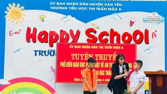Trường Tiểu học thị trấn Mậu A, huyện Văn Yên tuyên truyền phổ biến, hướng dẫn học sinh phân loại rác thải và thực hiện thu gom rác thải đúng nơi quy định.