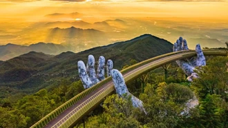 Cầu Vàng (Đà Nẵng), một tr&#111;ng những điểm du lịch thu hút khách tr&#111;ng và người nước đến tham quan.