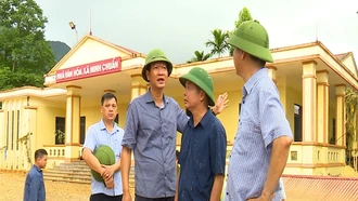Phó Chủ tịch Thường trực UBND tỉnh Nguyễn Thế Phước chỉ đạo công tác khắc phục bão lũ tại xã Minh Chuẩn đang bị cô lập