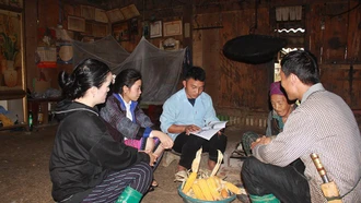Anh Giàng A Hồng - Trưởng bản La Phu Khơ, xã Kim Nọi thường xuyên tuyên truyền đường lối, chủ trương của Đảng tới người dân tr&#111;ng bản.