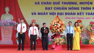 Bí thư Tỉnh ủy Đỗ Đức Duy tặng hoa chúc mừng Đảng bộ, chính quyền và nhân dân xã Châu Quế Thượng đạt chuẩn nông thôn mới năm 2022