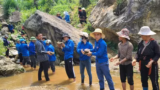 Đoàn viên thanh niên Khối cơ quan và doanh nghiệp tỉnh hỗ trợ người dân thôn Khe Trang, xã Nậm Mười, huyện Văn Chấn xây cầu dân sinh.