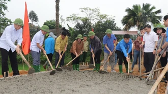 Phó Chủ tịch HĐND tỉnh Hoàng Thị Thanh Bình tham gia lao động “Ngày cuối tuần cùng dân” tại xã Cát Thịnh, huyện Văn Chấn